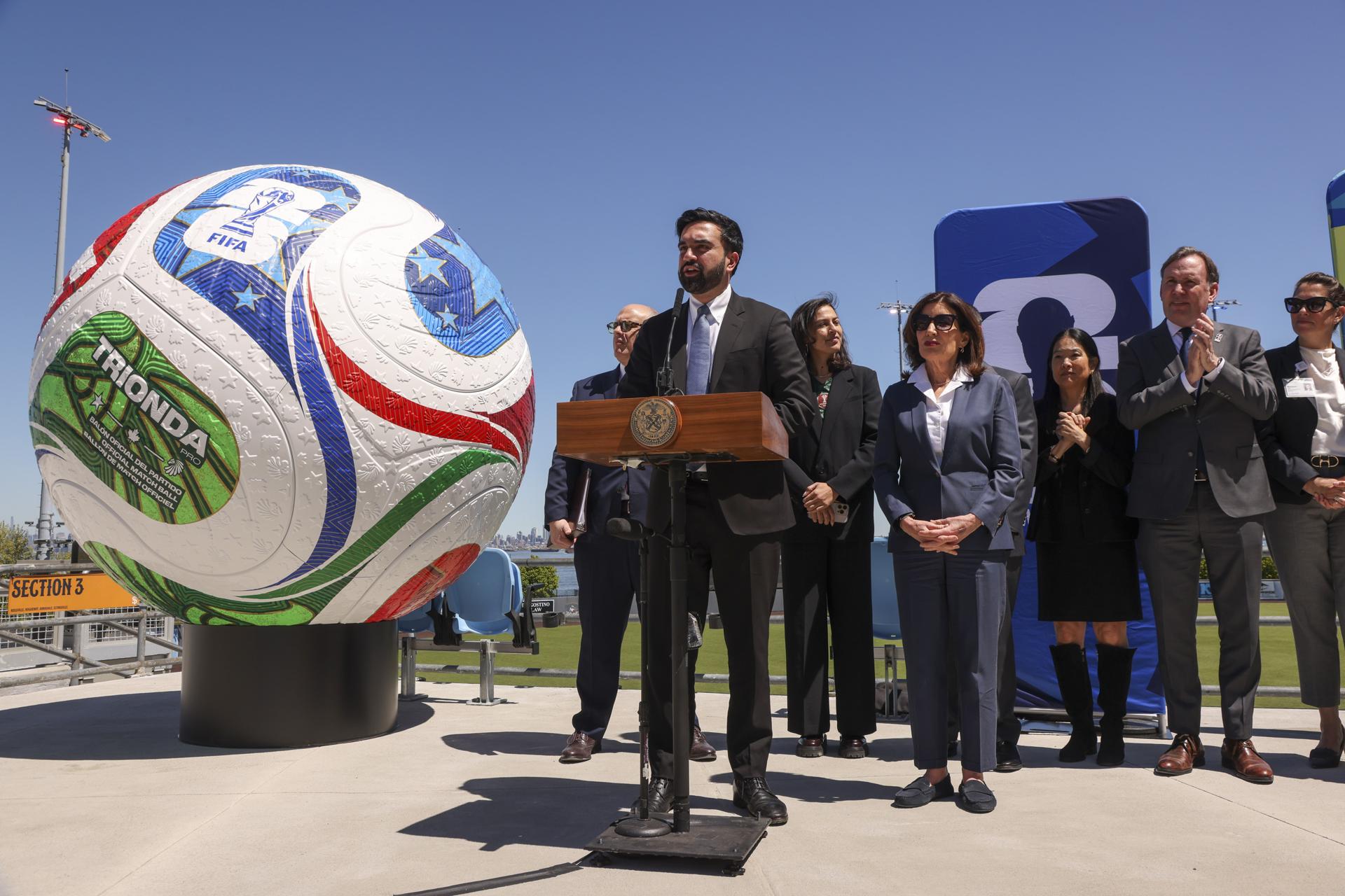 El alcalde de Nueva York, Zohran Mamdani, anunció este lunes que los cinco distritos de la ciudad tendrán una zona de fans gratuita con eventos y fiestas alrededor de los partidos del Mundial que comenzará el 11 de junio. EFE/EPA/SARAH YENESEL