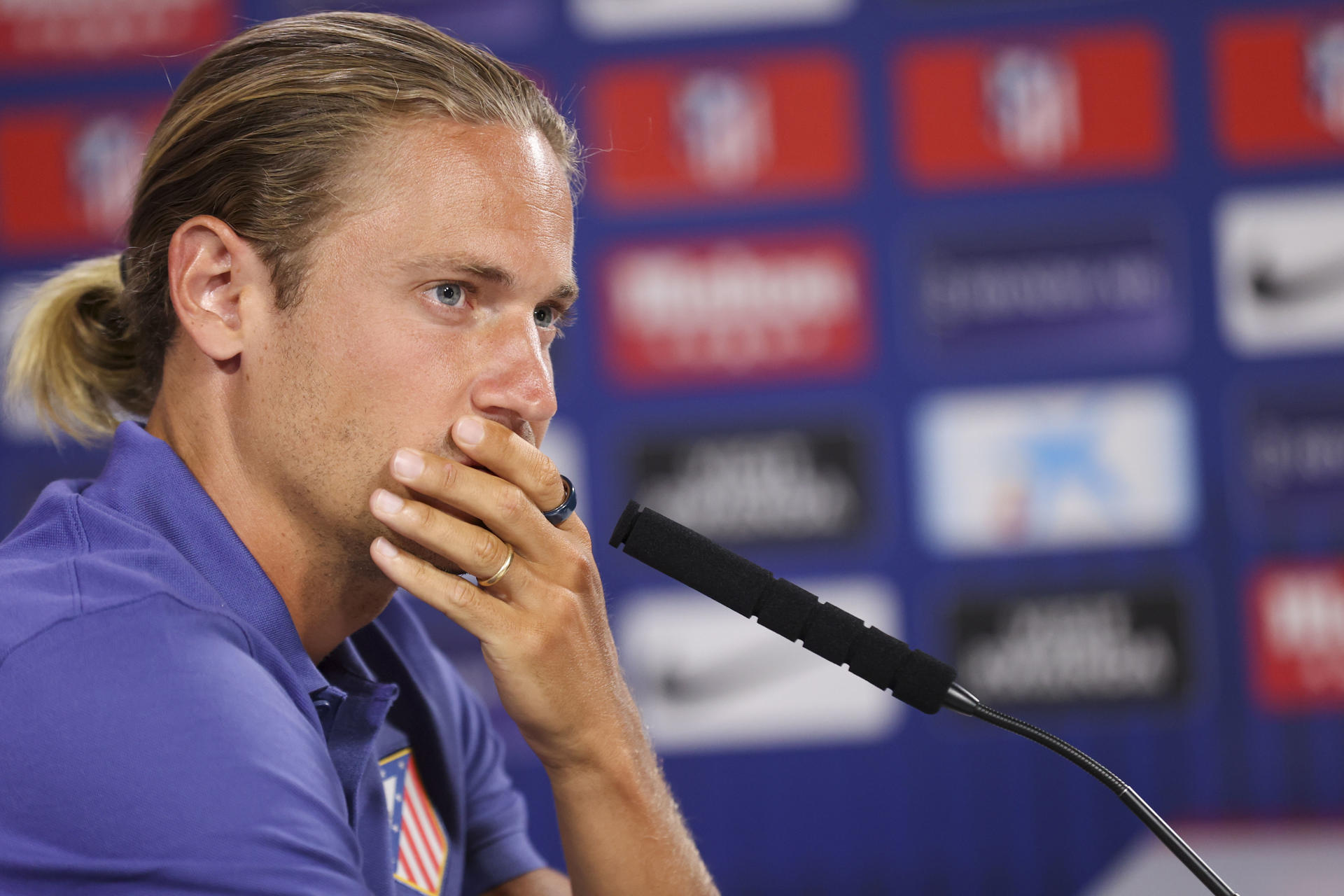 El centrocampista del Atlético de Madrid Marcos Llorente ofrece una rueda de prensa este lunes, en Majadahonda (Comunidad de Madrid), previa al partido de ida de las semifinales de la Liga de Campeones UEFA que disputan ante el Arsenal el miércoles. EFE/ Víctor Lerena