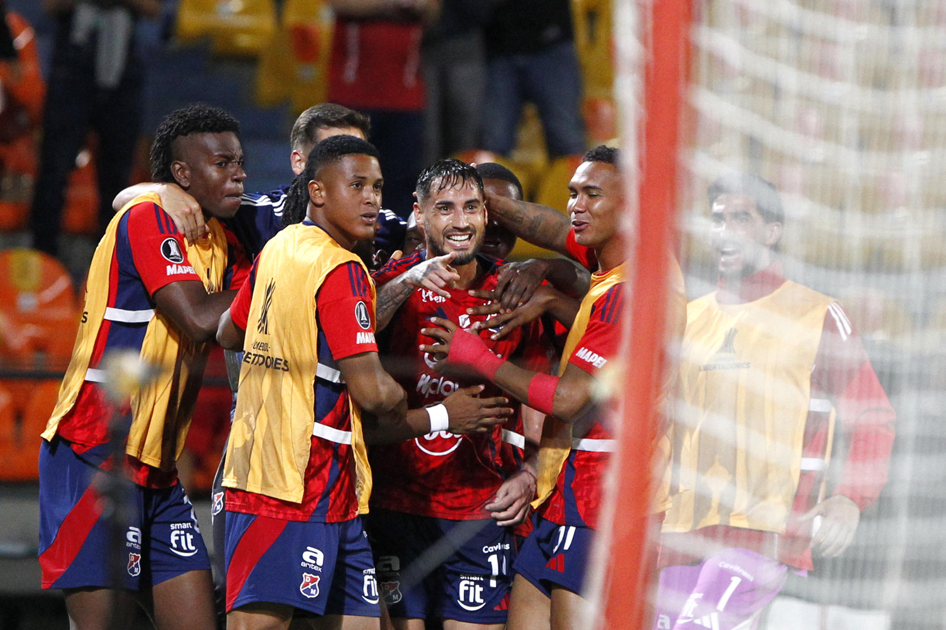 Francisco Fydriszewski (c), del Independiente Medellín, celebra un gol con sus compañeros en un partido de la fase de grupos de la Copa Libertadores ante el Cusco en el estadio Atanasio Girardot en Medellín. EFE/STR