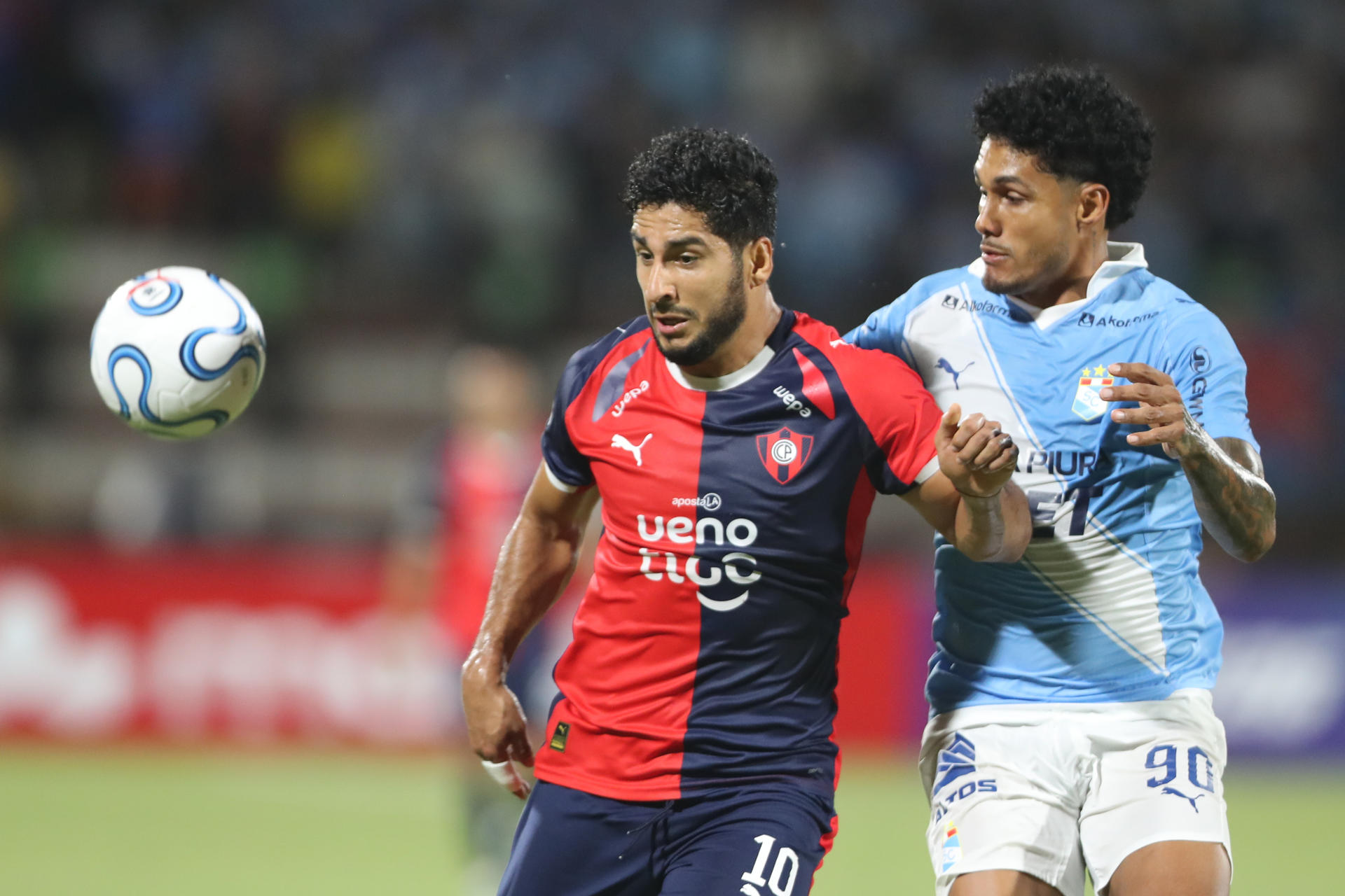 Cristiano (d), de Sporting Cristal, disputa el balón con Cecilio Domínguez, de Cerro Porteño, en un partido de la fase de grupos de la Copa Libertadores entre Sporting Cristal y Cerro Porteño en el estadio Nacional de Lima (Perú). EFE/Paolo Aguilar