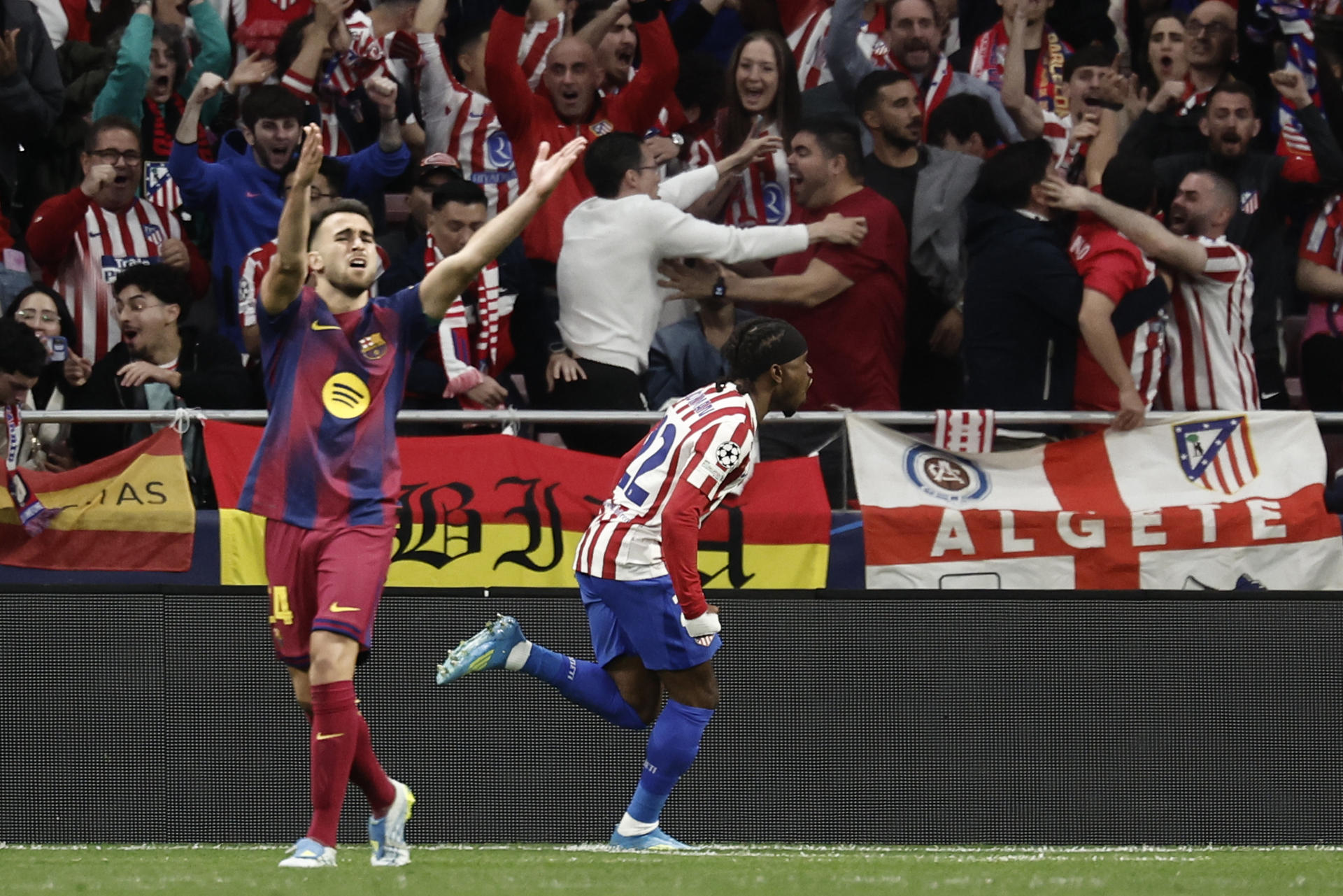 El delantero nigeriano del Atlético de Madrid Ademola Lookman celebra el primer gol de su equipo durante el partido de vuelta de los cuartos de final de la Liga de Campeones que Atlético de Madrid y FC Barcelona disputan este martes en el estadio Metropolitano, en Madrid. EFE/Sergio Pérez