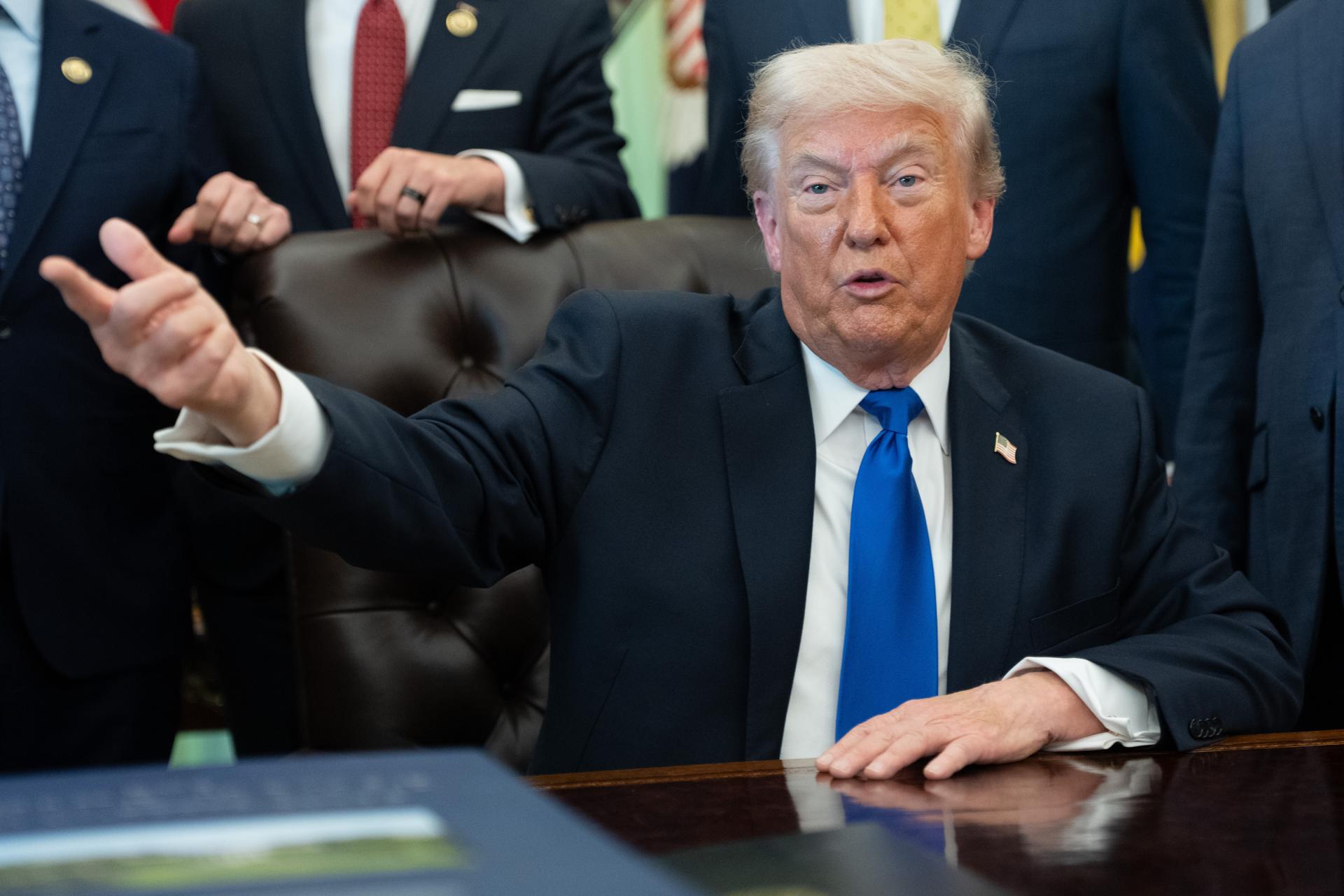 El presidente de EE.UU., Donald J. Trump, acepta que la selección de Irán juegue el Mundial 2026 en suelo estadounidense. EFE/EPA/AARON SCHWARTZ / POOL