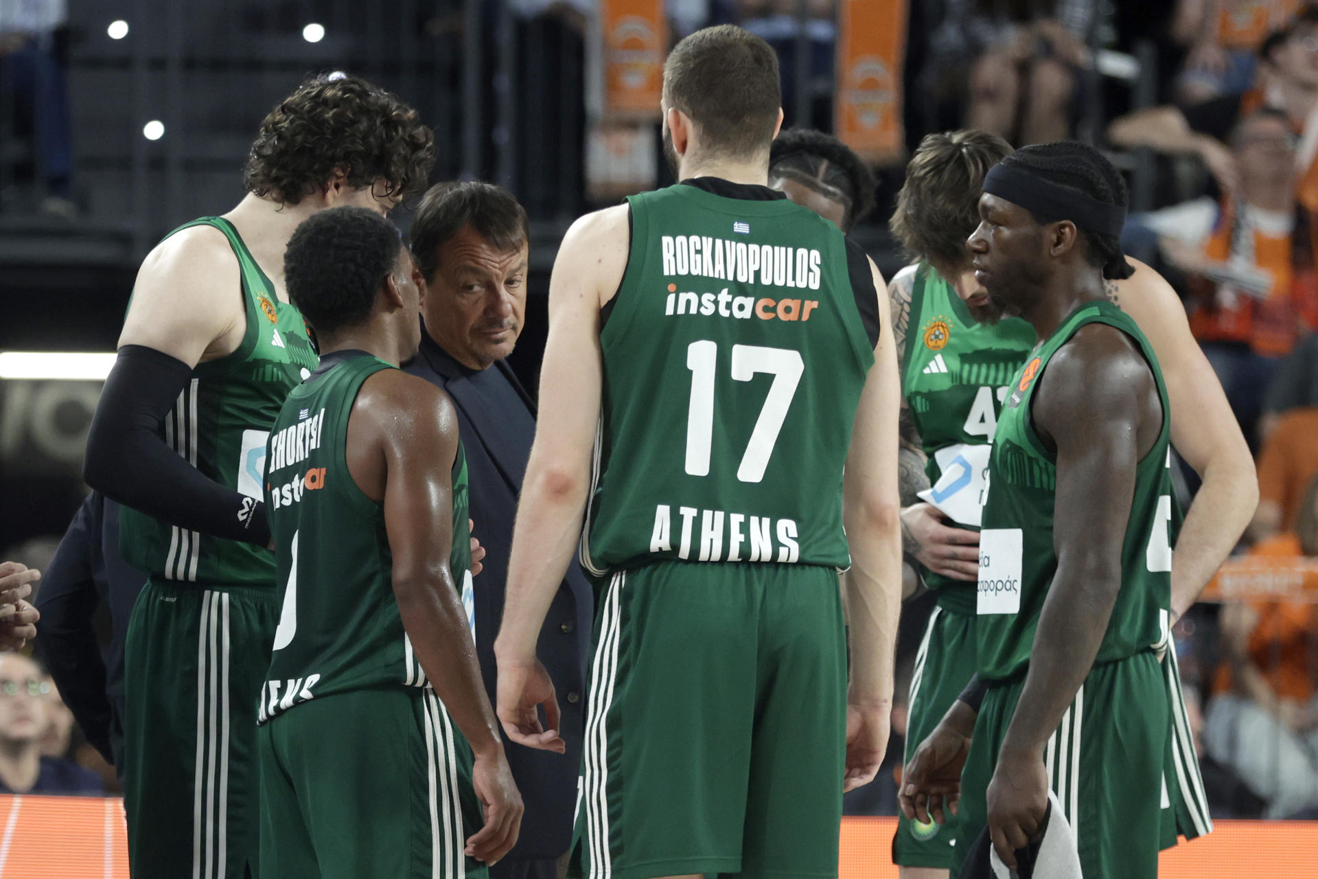 Ergin Ataman da instrucciones a sus jugadores. EFE/Miguel Ángel Polo.
