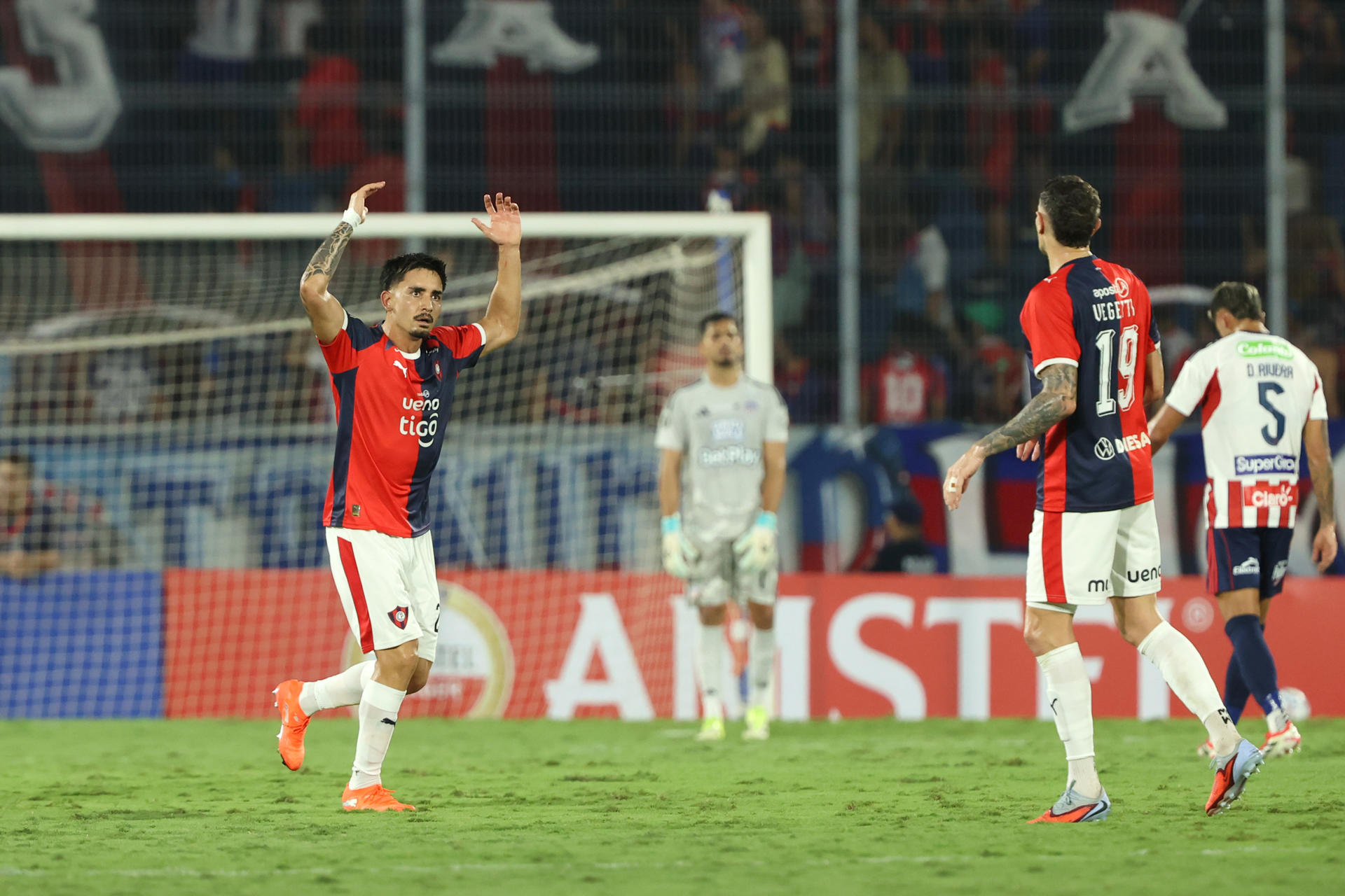 Jonathan Torres (i), de Cerro Porteño, celebra un gol en un partido de la fase de grupos de la Copa Libertadores entre Cerro Porteño y Junior de Barranquilla en el estadio La Nueva Olla en Asunción (Paraguay). EFE/Juan Pablo Pino
