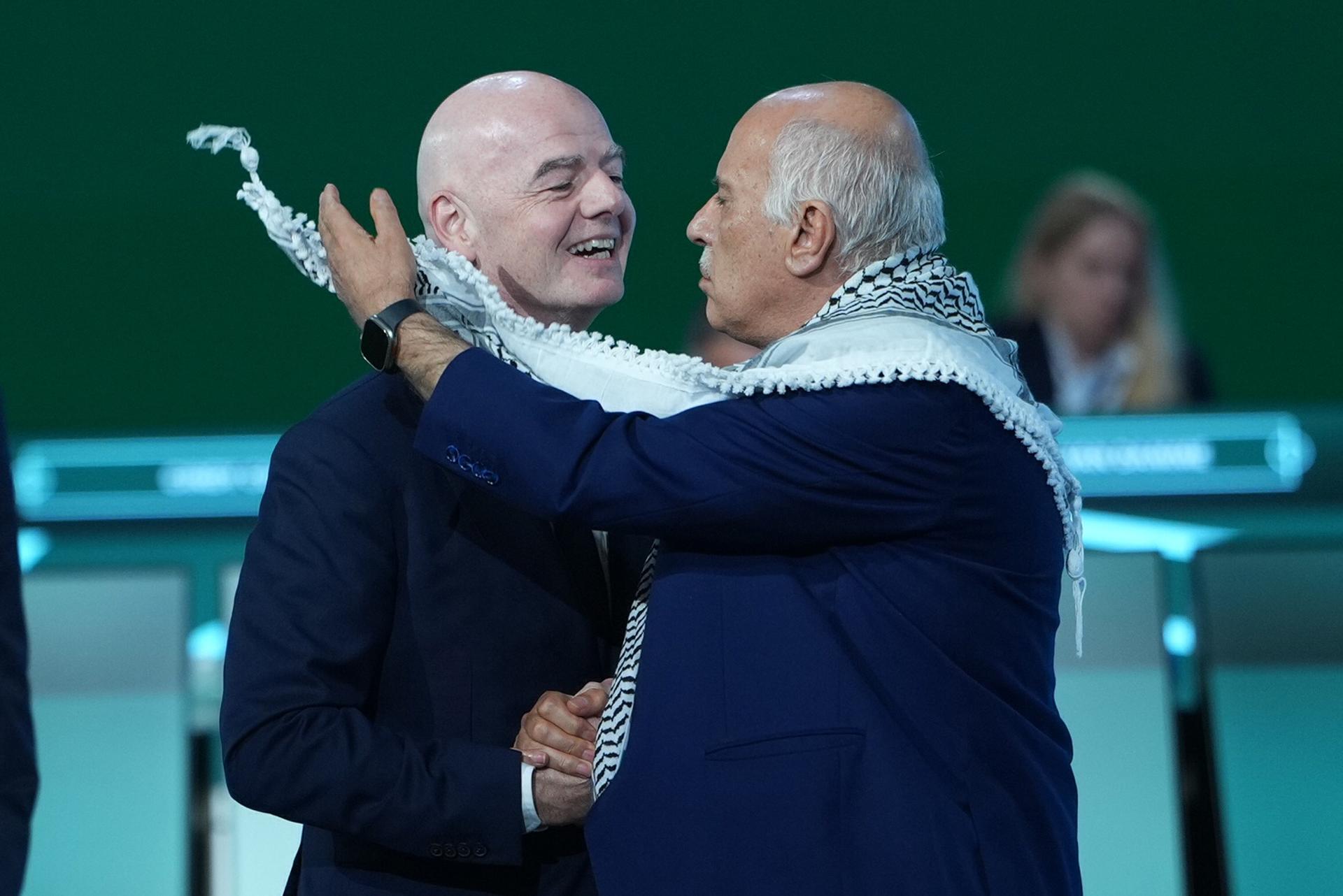 Jibril Rajoub (R), presidente de la Federación Palestina de Fútbol, estrecha las manos del presidente de la FIFA, Gianni Infantino (i), durante la edición 76 del Congreso de la entidad en celebrada en Vancouver. EFE/EPA/BOB FRID