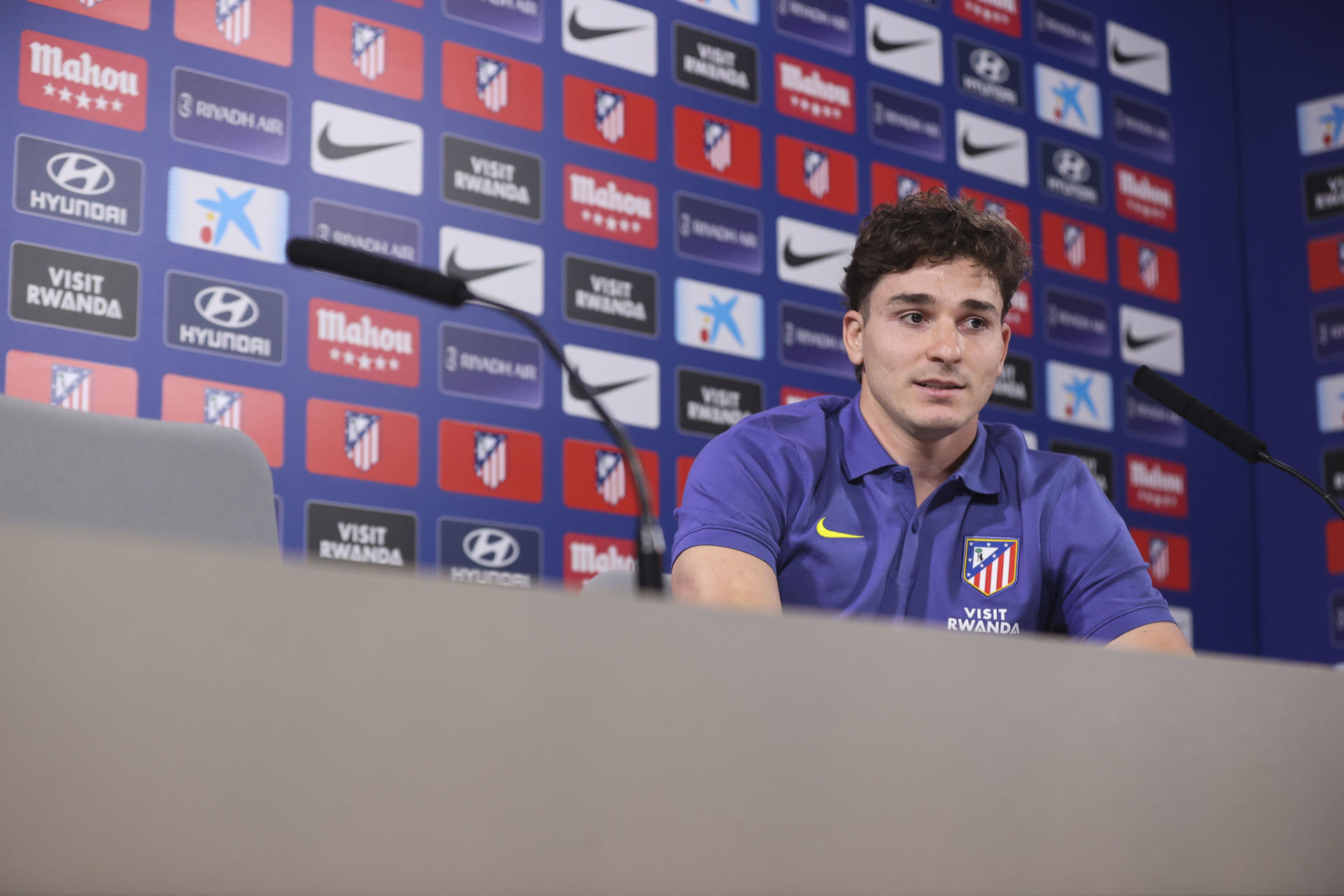 El delantero argentino del Atlético de Madrid Julián Álvarez ofrece una rueda de prensa este lunes, en Majadahonda (Comunidad de Madrid), previa al partido de ida de las semifinales de la Liga de Campeones UEFA que disputan ante el Arsenal el miércoles. EFE/ Víctor Lerena