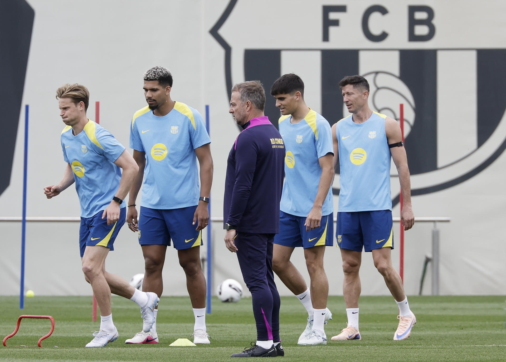 El entrenador del FC Barcelona, Hansi Flick, dirige el entrenamiento realizado este sábado en la Ciudad Deportiva. EFE/Andreu Dalmau