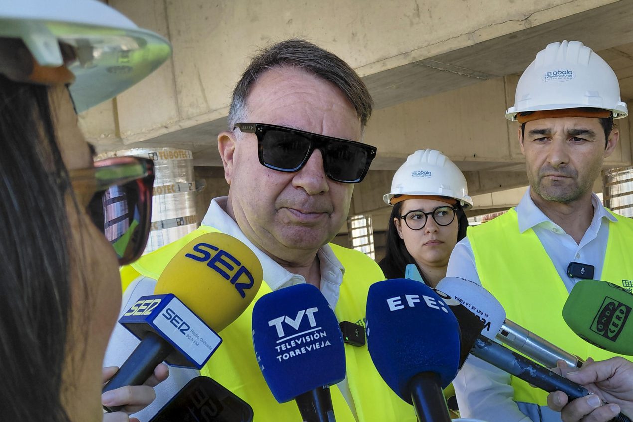 El padre del empresario Enrique Riquelme Vives, Enrique Riquelme de la Torre, junto al alcalde de Torrevieja, Eduardo Dolón (d), durante su visita a las obras del puerto de la ciudad en su condición de empresario concesionario del centro de ocio Paseo del Mar donde ha evitado este jueves desvelar si su hijo encabezará una candidatura frente a Florentino Pérez y ha recordado que, con sólo 37 años, aún "es muy joven". EFE/Antonio Martín