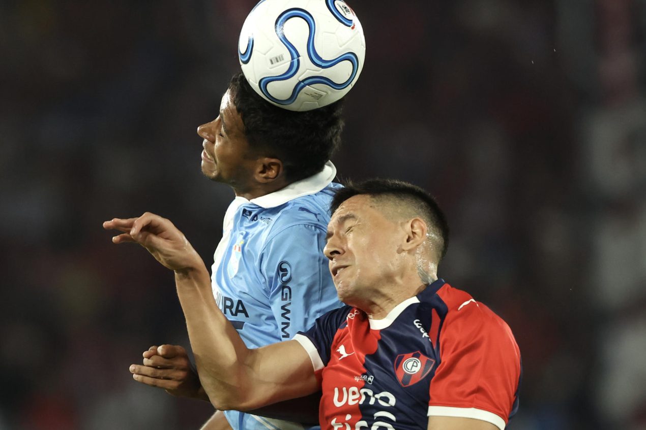 El lateral de Cerro Porteño Guillermo Benítez disputa el balón con el centrocampista brasileño de Sporting Cristal, Gabriel Santana (i), durante el partido de la última jornada de la fase de grupos de la Copa Sudamericana jugado este jueves en el estadio La Nueva Olla, de Asunción. EFE/ Juan Pablo Pino