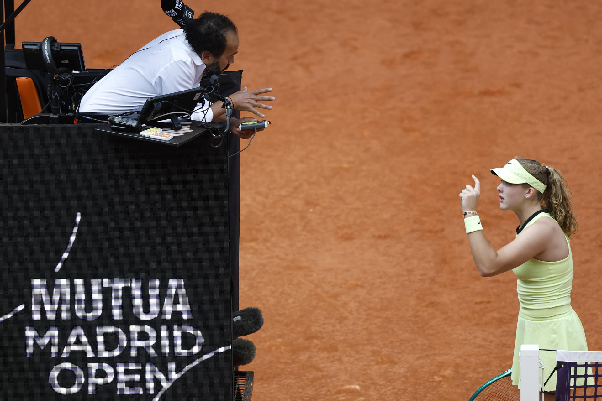 La rusa Mirra Andreeva habla con el árbitro durante su partido de semifinales del Mutua Madrid Open este jueves. EFE/Chema Moya