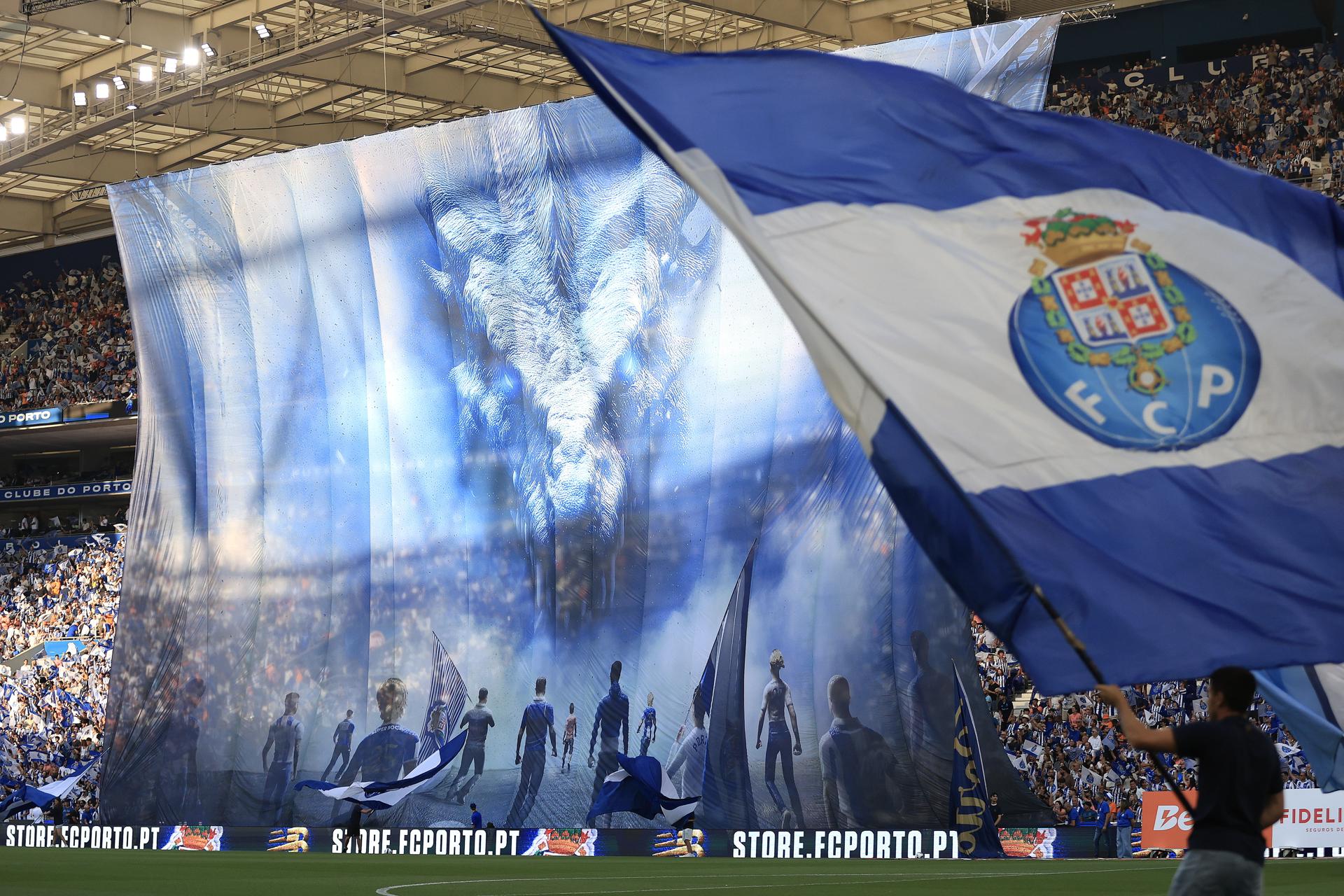 Fotografía de Manuel Fernando Araujo, en la que puede verse en una imagen de archivo del 3 de agosto de 2025 a aficionados del Oporto durante un partido. EFE
