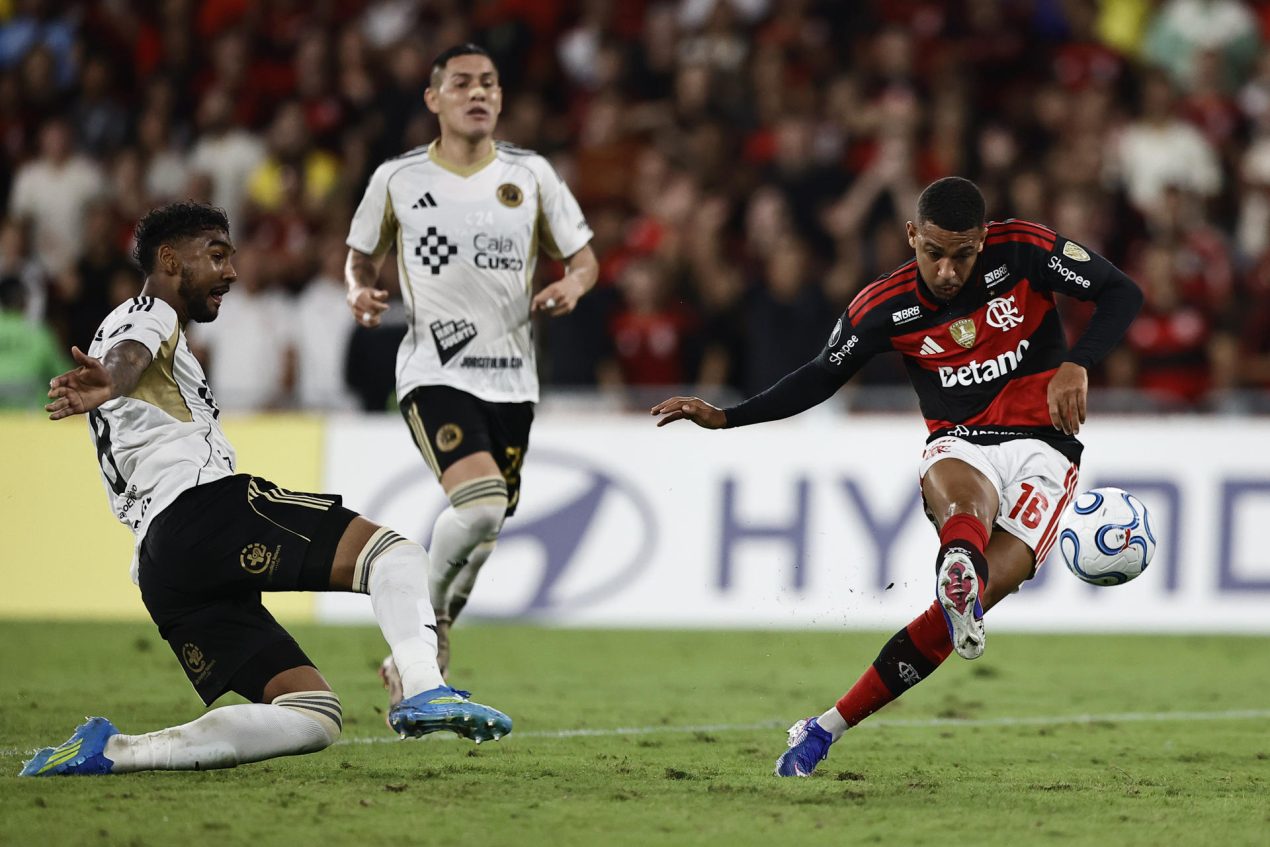 Samuel Lino (d), de Flamengo, disputa el balón con Aldair Fuentes (i), de Cusco, durante un partido de la fase de grupos de la Copa Libertadores entre Flamengo y Cusco en el estadio Maracaná en Rio de Janeiro (Brasil). EFE/André Coelho