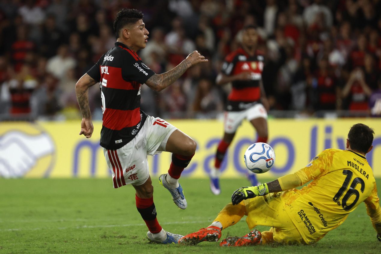 Jorge Carrascal (i), de Flamengo, disputa un balón con Fernando Muslera, de Estudiantes de La Plata, este miércoles en un partido de la Copa Libertadores en el estadio Maracaná, en Río de Janeiro. EFE/ Antonio Lacerda 