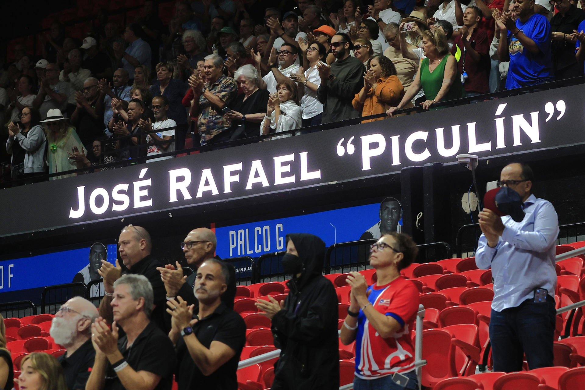 Personas asisten a la despedida del baloncestista puertorriqueño José 'Piculín' Ortiz, en el coliseo Roberto Clemente, en San Juan (Puerto Rico). EFE/Thais Llorca