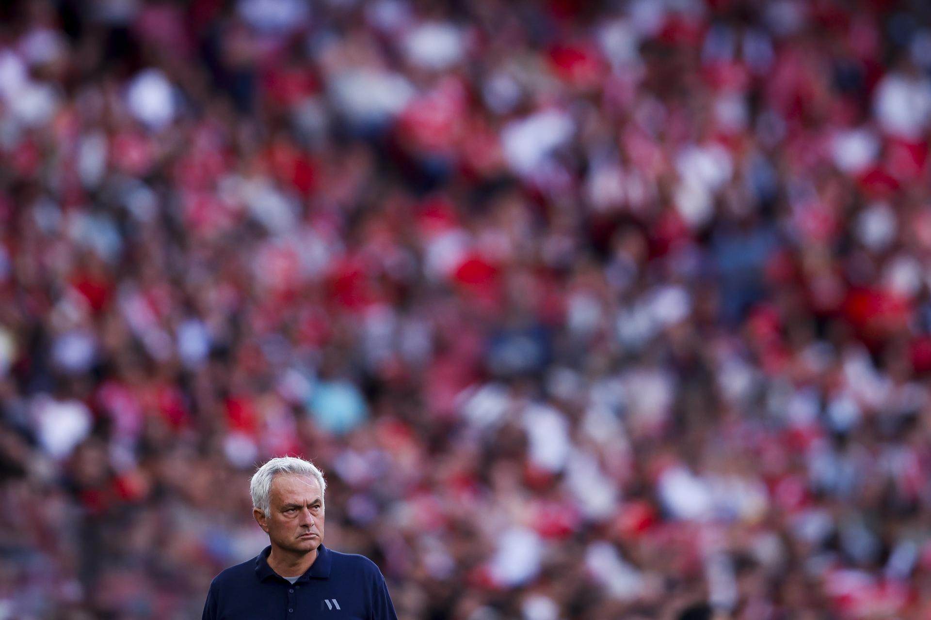 El entrenador del Benfica, Jose Mourinho, durante un partido de su equipo el pasado 25 de abril. EFE/FILIPE AMORIM