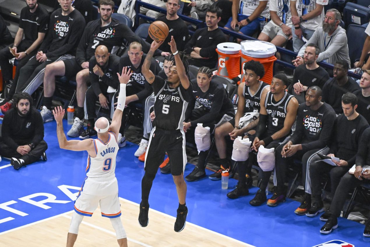 El escolta de los San Antonio Spurs, Stephon Castle (d), lanza a canasta tras superar a su marcador, Alex Caruso, de Oklahoma City Thunder, durante el quinto partido de las Finales de la Conferencia Oeste de la NBA jugado ese martes en Oklahoma City. EFE/EPA/MANUELA SOLDI SHUTTERSTOCK OUT