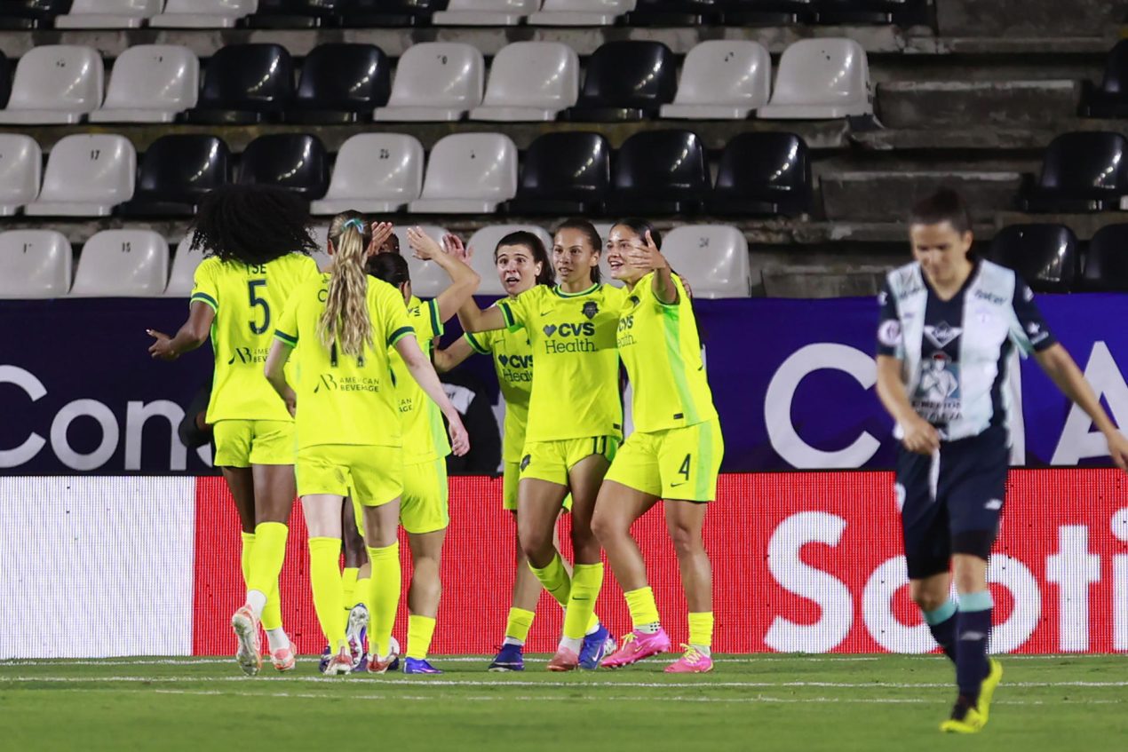 Jugadoras de Washington Spirit celebran un gol este miércoles, en un partido de la Copa de Campeones Femenina de la Concacaf entre Washington Spirit y Pachuca, en el estadio Hidalgo en Pachuca (México). EFE/ David Martínez Pelcastre
