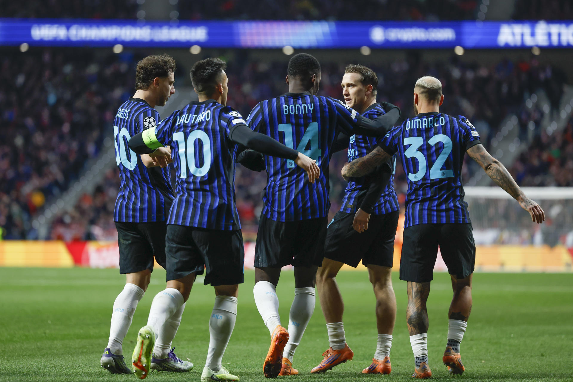 Fotografía de Kiko Huesca, en la que puede verse en una imagen de archivo del 26 de noviembre de 2025 a jugadores del Inter Milán. EFE