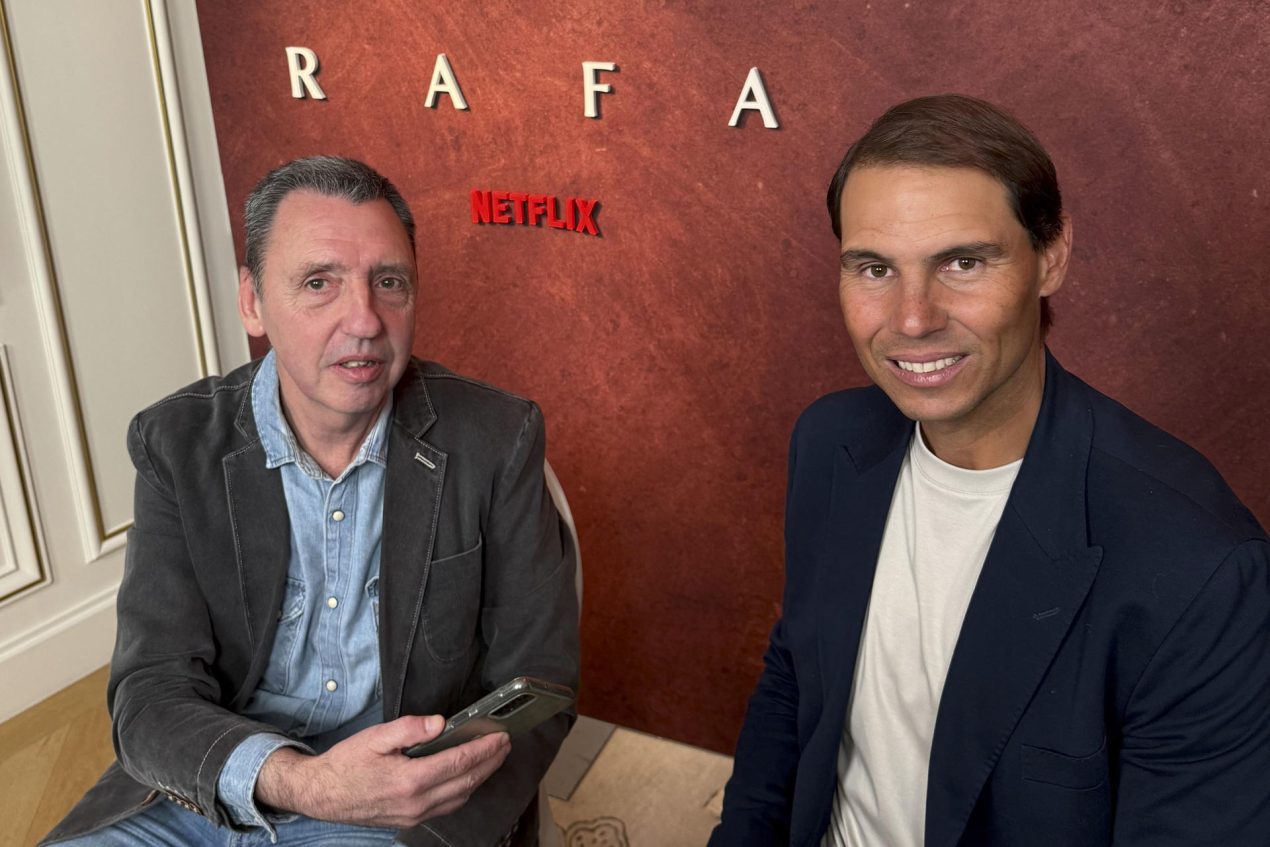 Un momento de la entrevista al ex tenista Rafa Nadal (d), este miércoles.. EFE/