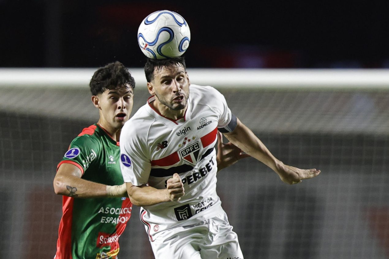 Jonathan Calleri (d), de Sao Paulo, disputa un balón con Mateo Rivero, de Boston River, en el estadio Morumbi en Sao Paulo. EFE/Isaac Fontana