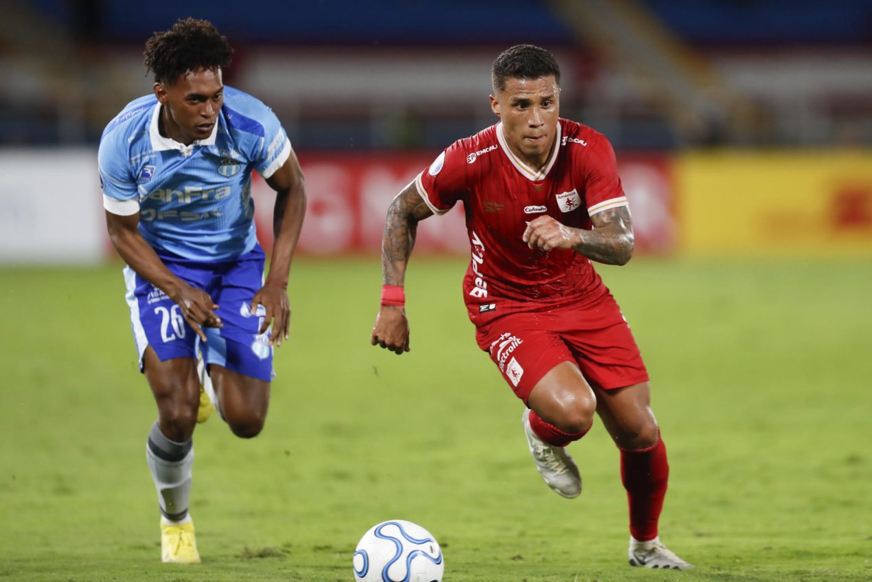 Darwin Machís (d), de América, disputa un balón con Marlon Medranda, de Macará, en un partido de la Copa Sudamericana en el estadio Pascual Guerrero en Cali. EFE/Ernesto Guzmán Jr.