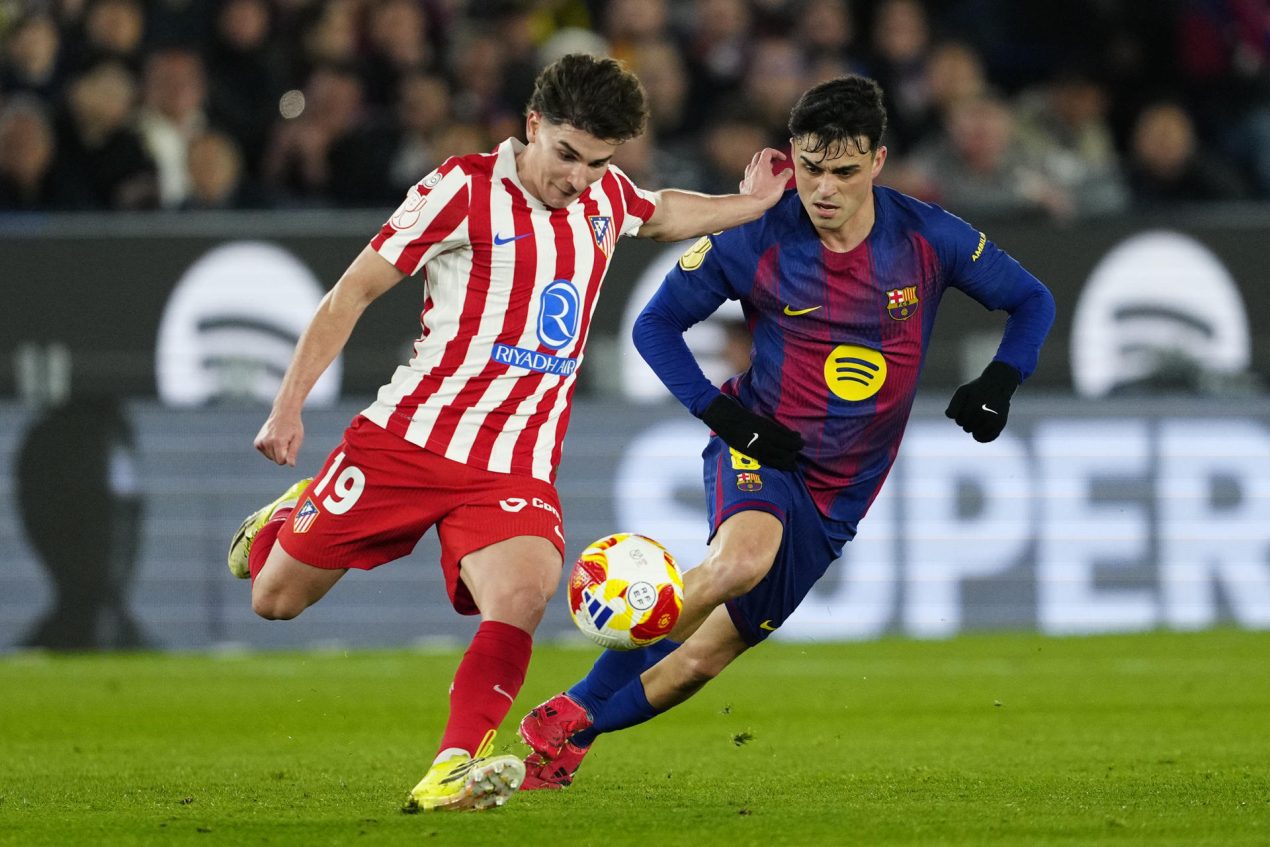 Julián Alvarez, en un partido contra el Barcelona. EFE/Alejandro García