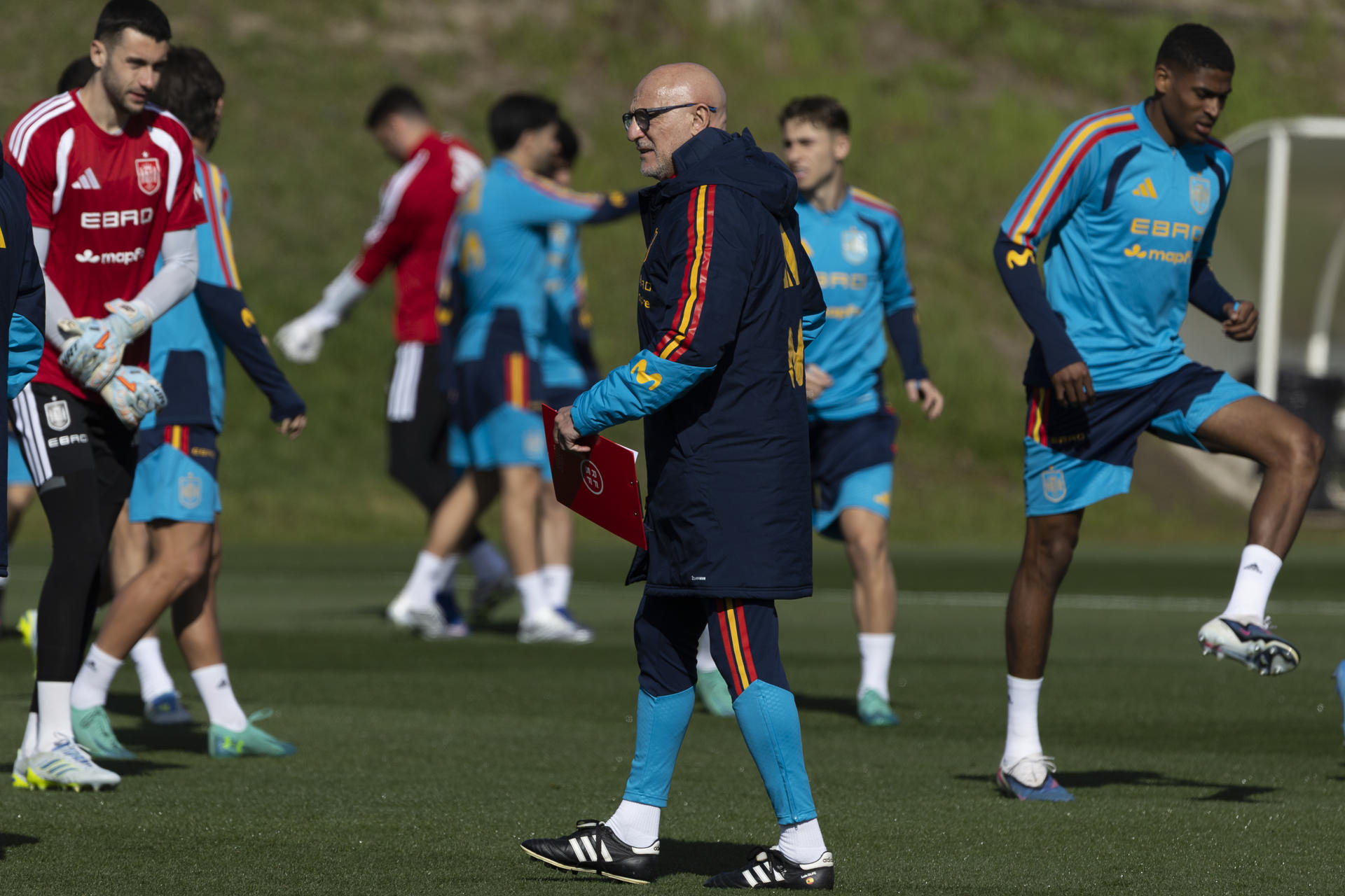 Foto de archivo del seleccionador nacional Luis de la Fuente durante el entrenamiento de la selección española en la Ciudad del Fútbol en Las Rozas, Madrid. EFE/Sergio Pérez