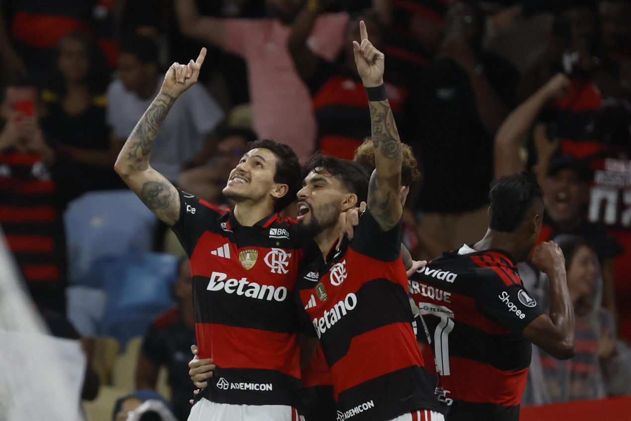 Pedro (i), de Flamengo, celebra su gol este miércoles en un partido de la Copa Libertadores ante Estudiantes de La Plata en el estadio Maracaná, en Río de Janeiro. EFE/ Antonio Lacerda 