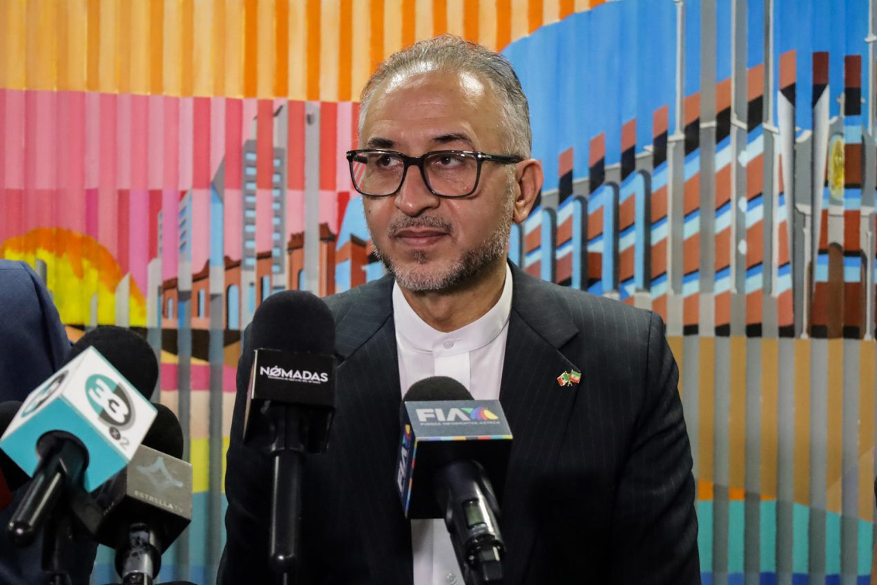 El embajador de Irán en México, Albolfazl Pasandideh, participa durante una conferencia de prensa este jueves en la ciudad de Tijuana (México). EFE/Joebeth Terríquez