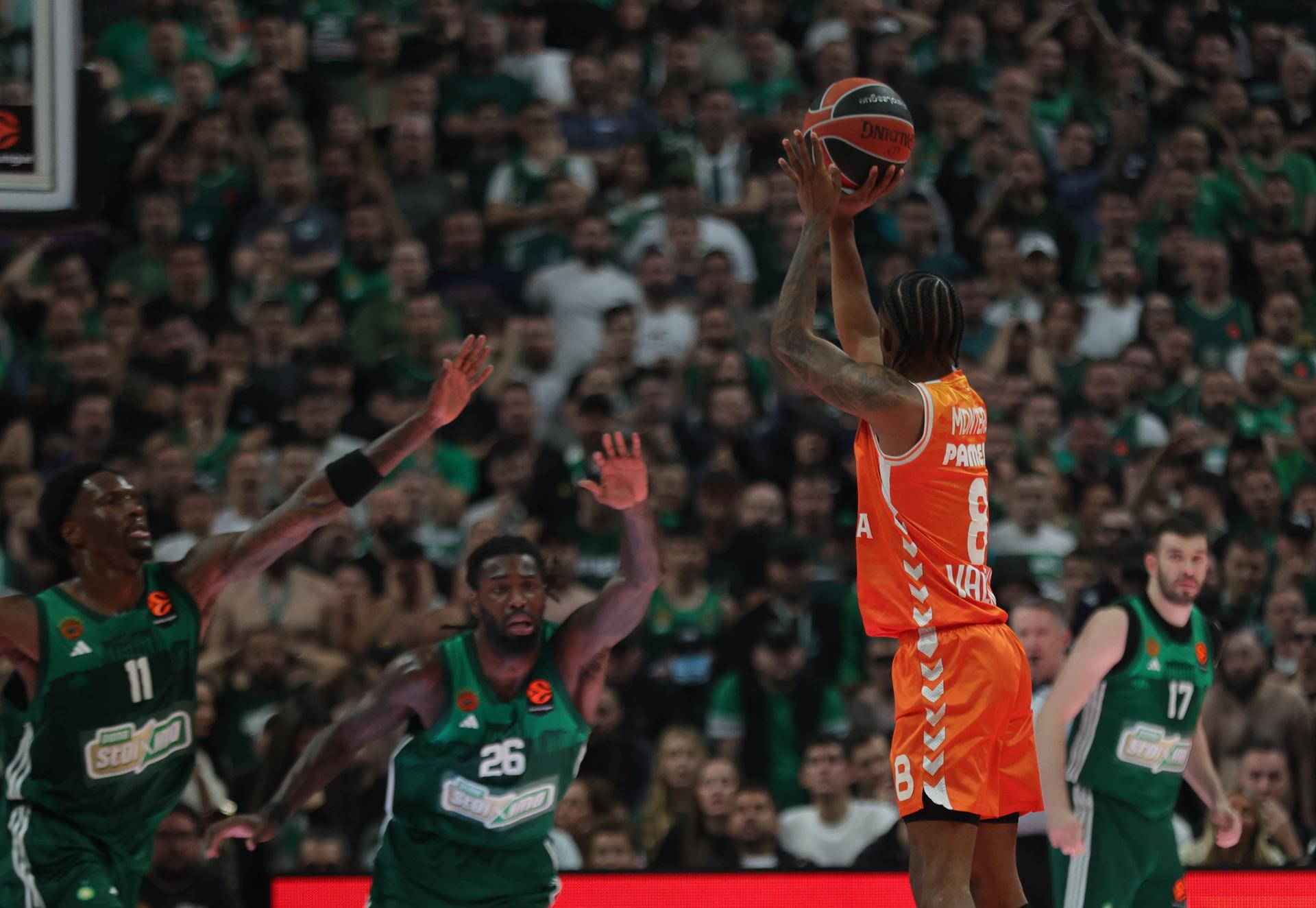 El jugador dominicano Jean Montero, de Valencia Basket (D), en acción durante el cuarto partido de playoffs de baloncesto de la Euroliga ante Panathinaikos en Atenas. EFE/EPA/PETE ANDREOU