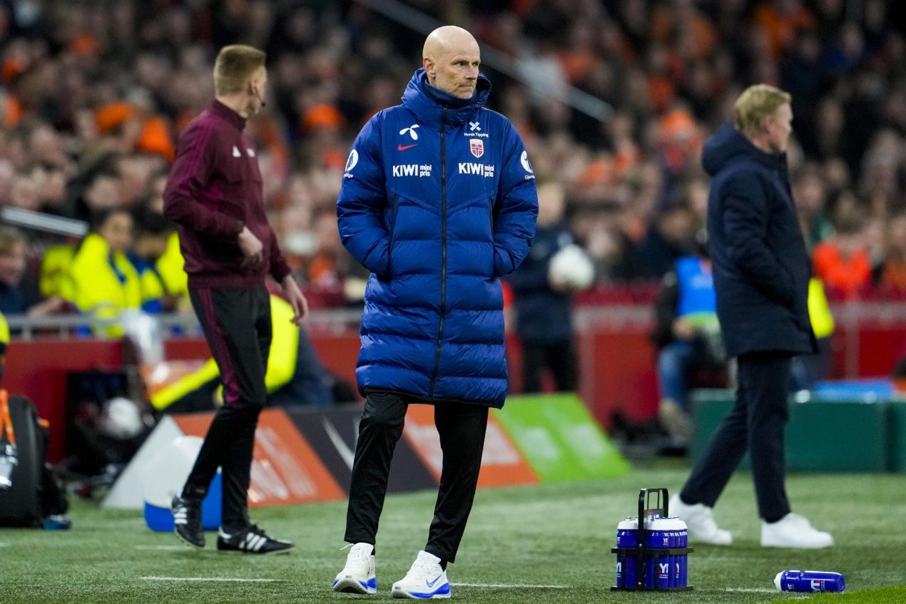 Fotografía de Fredrik Varfjell, en la que puede verse en una imagen de archivo del pasado 27 de marzo al seleccionador de Noruega, Stale Solbakken. EFE *Prohibido su uso en Noruega*