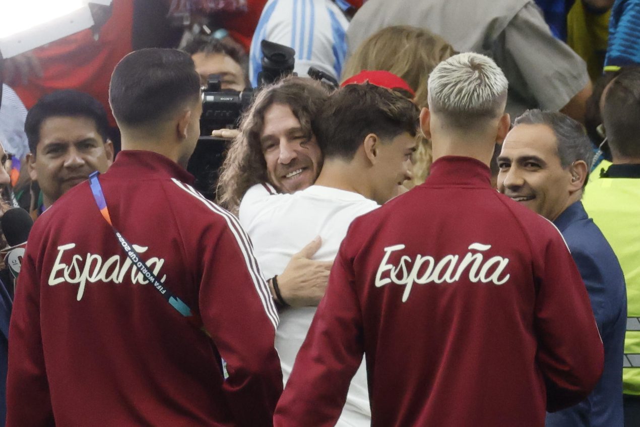 Carles Puyol, campeón del mundo en 2010, y Pedri se abrazan antes del España-Francia del pasado martes. EFE/Lavandeira