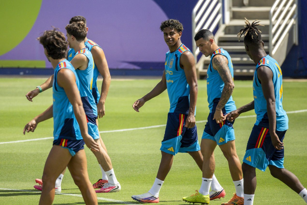 (dcha a izda) Los jugadores de la selección española Nico Williams, Pedro Porro y Lamine Yamal durante el entrenamiento en el Estadio Cotton Bowl en Dallas, EFE/Lavandeira jr