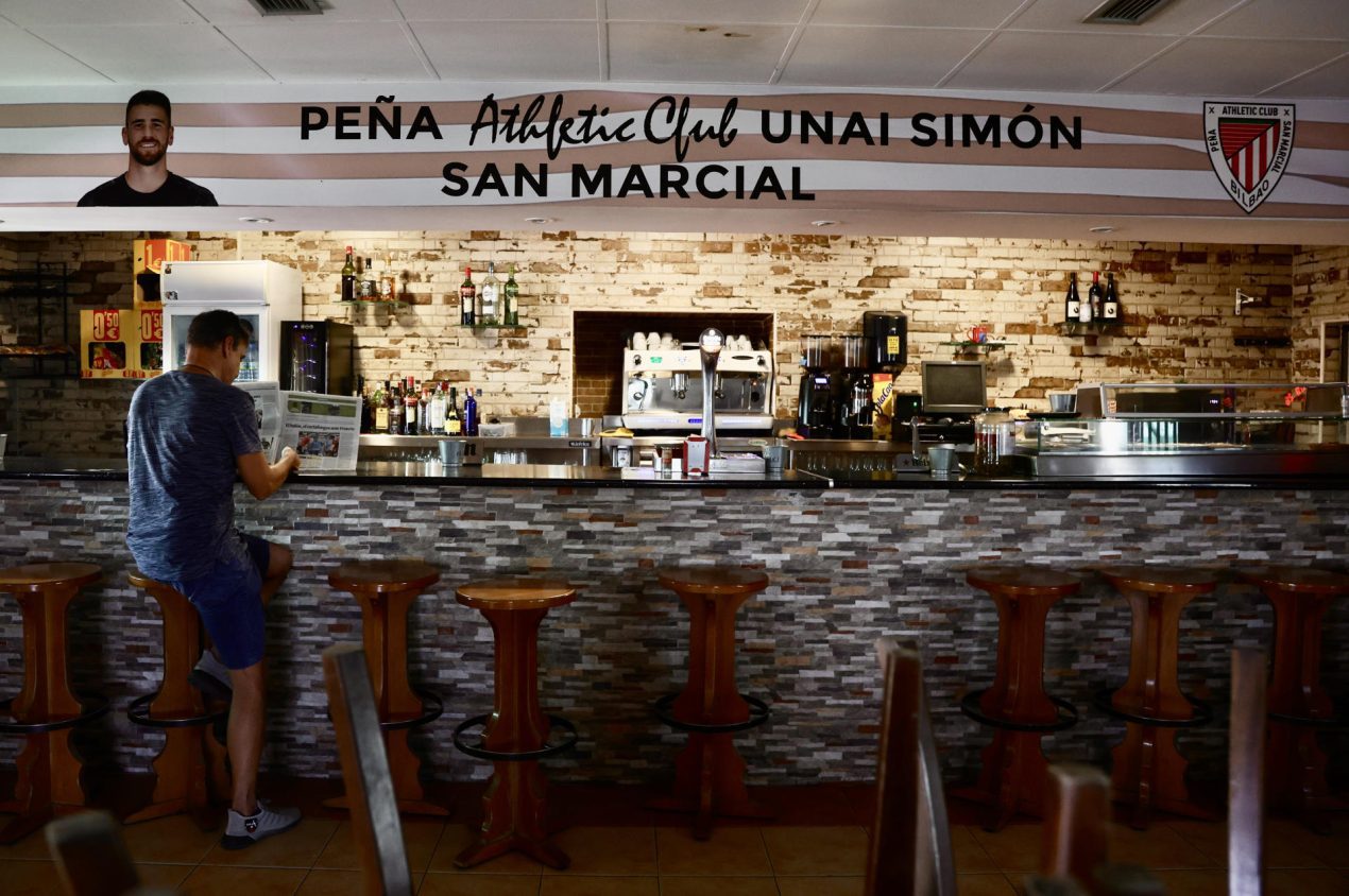 Un vecino lee el periódico en el bar. En la pedanía de San Marcial (Zamora), de apenas 130 vecinos, de la que desciende por parte paterna el portero de la Selección Española de fútbol, Unai Simón, sus vecinos se congregan en el bar del pueblo para disfrutar juntos los triunfos en el Mundial y animar especialmente al guardameta que veranea en esa localidad de la comarca de Tierra del Vino, en la que residen sus abuelos. EFE/Mariam A. Montesinos