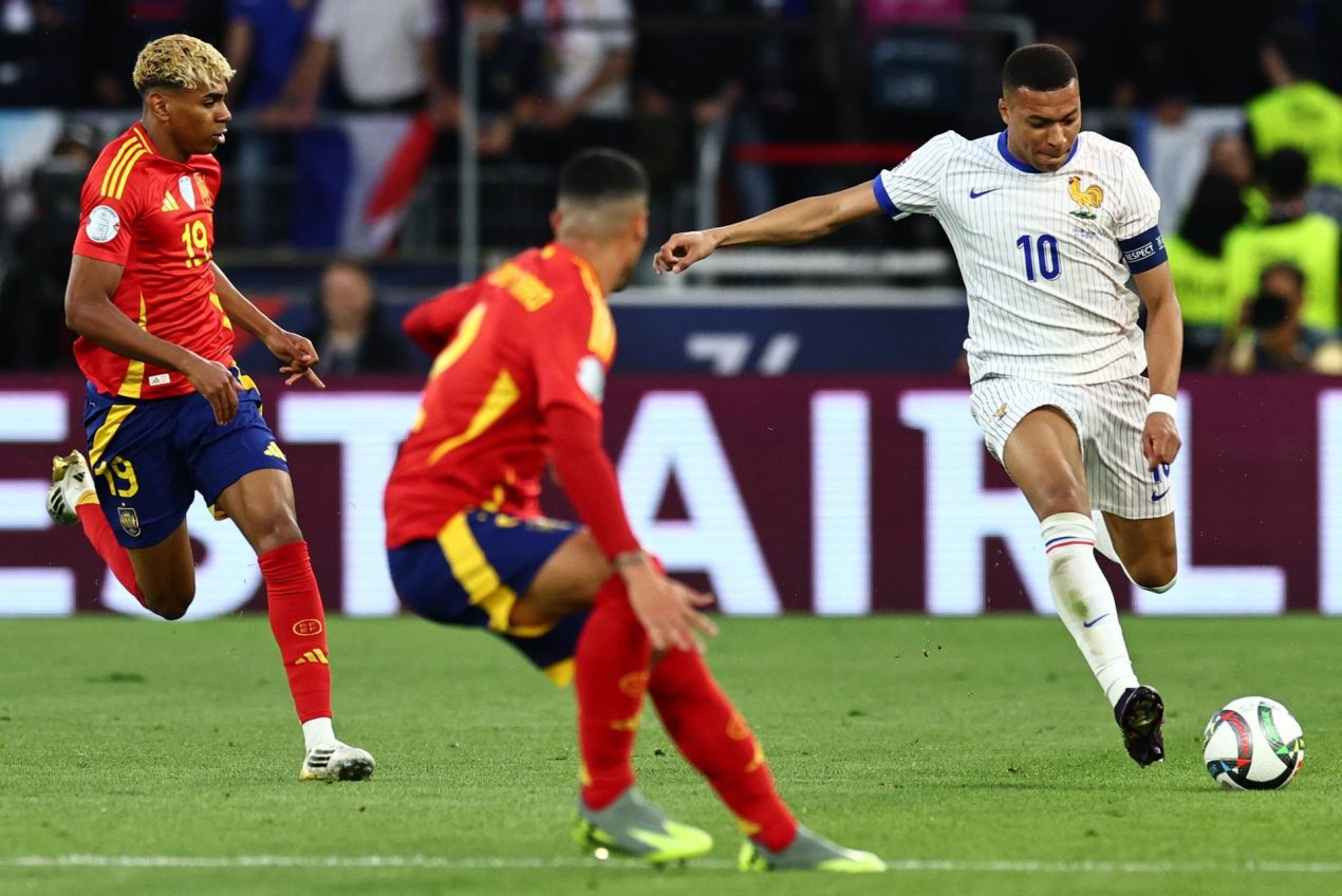 Mbappe y Lamine Yamal, en una foto de archivo en el último Francia-España de 2025. EFE/EPA/ANNA SZILAGYI