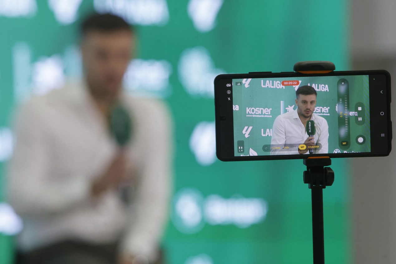 Fotografía del pasado 18 de junio, en la que puede verse al entrenador del Elche CF, el argentino Martín Anselmi, durante su presentación. EFE/Morell