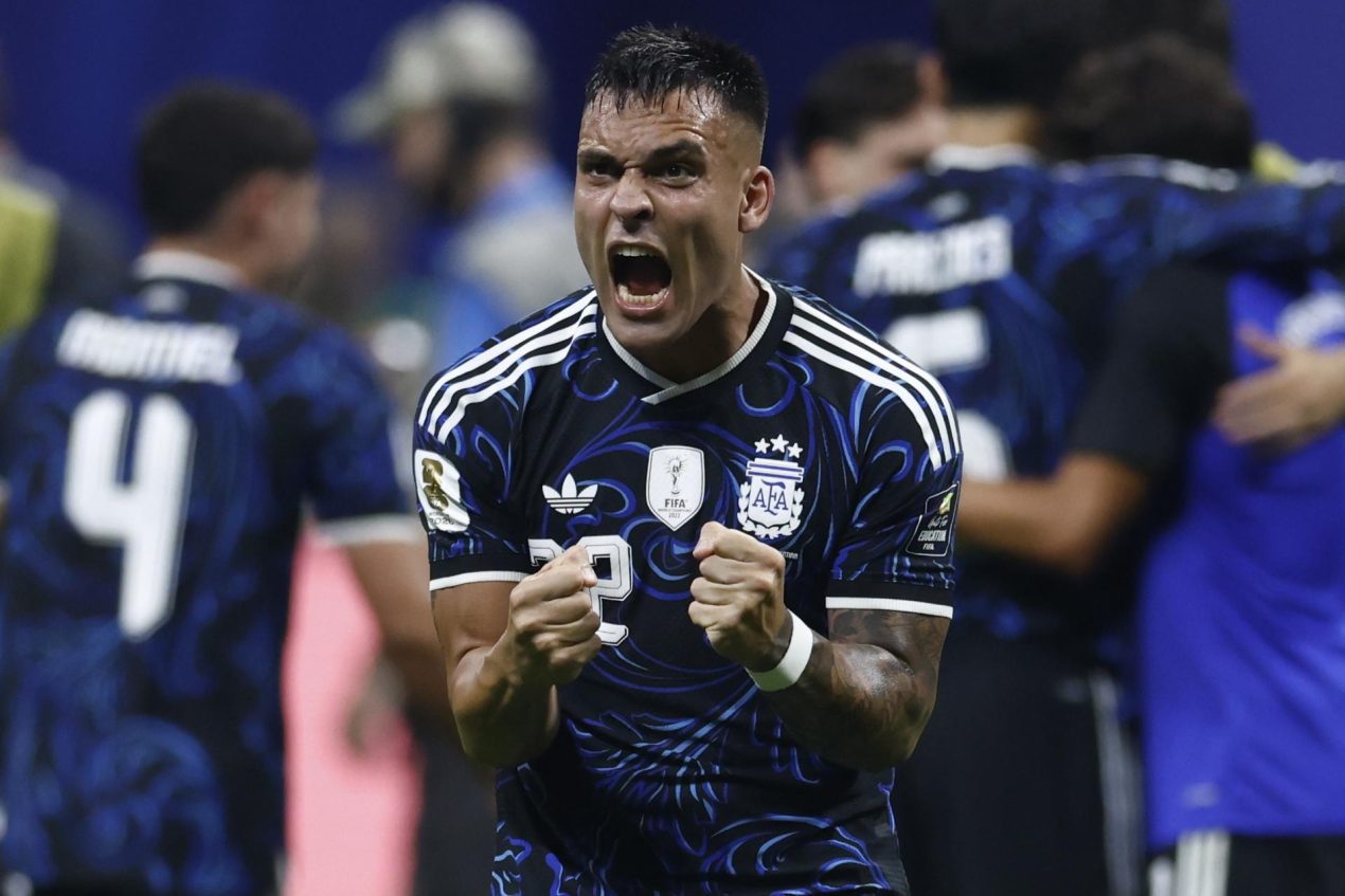 Lautaro Martinez celebra la victoria durante la semifinal del Mundial que jugaron Inglaterra y Argentina en Atlanta. EFE/EPA/WILL OLIVER