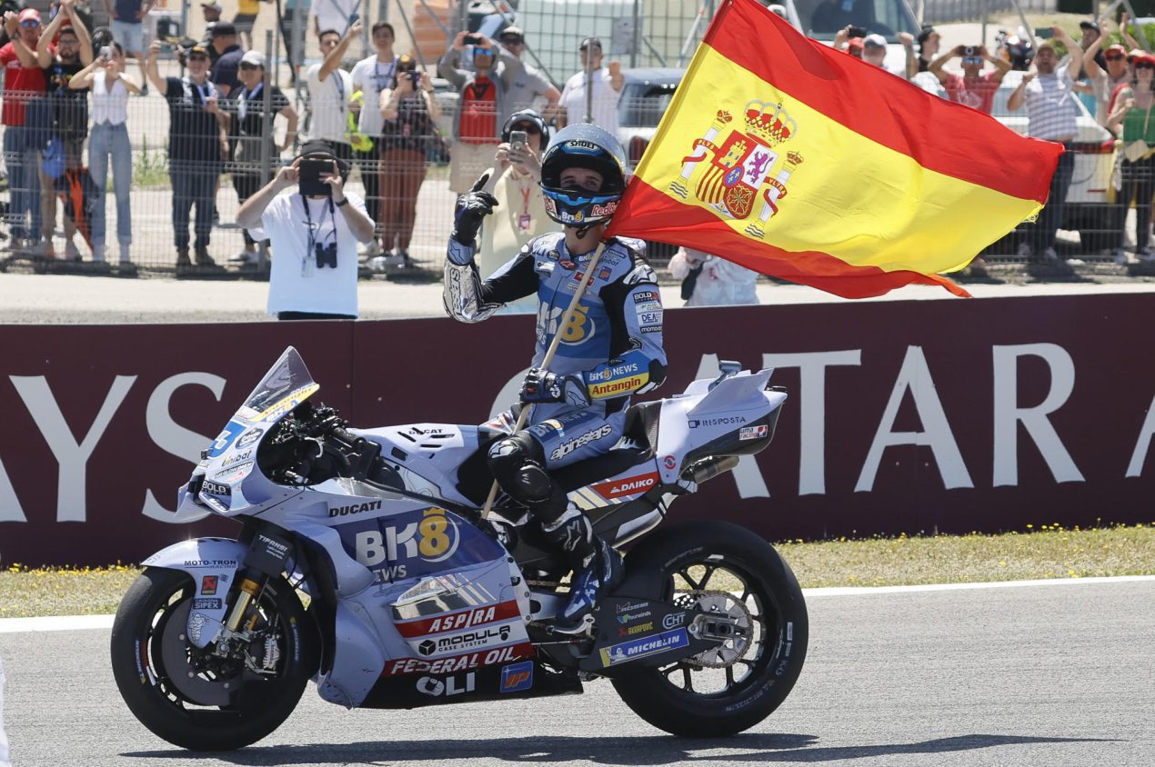 El piloto español Álex Márquez celebra su victoria en la carrera de MotoGP del Gran Premio de España MotoGP 2025 en el circuito 'Ángel Nieto' de Jerez de la Frontera. EFE/José Manuel Vidal