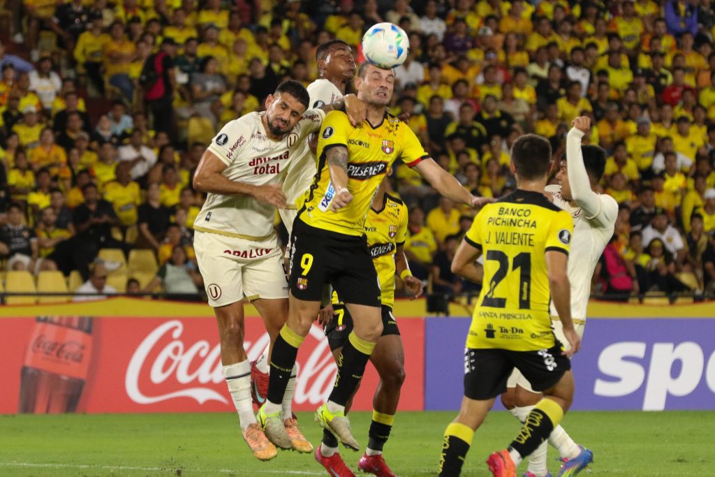 Raul Rivero (c) y Joaquin Valiente (d) de Barcelona disputan un balón con Matias Di Beneditto (i) de Universitario en un partido de la fase de grupos de la Copa Libertadores. EFE/ Jonathan Miranda
