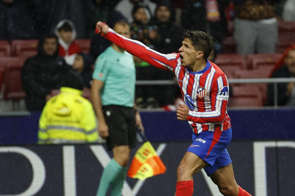 El delantero argentino del Atlético Giuliano Simeone celebra tras marcar el 2-1 durante el partido de LaLiga de fútbol que Atlético de Madrid y Real Valladolid disputan este lunes en el estadio Metropolitano. EFE/Mariscal
