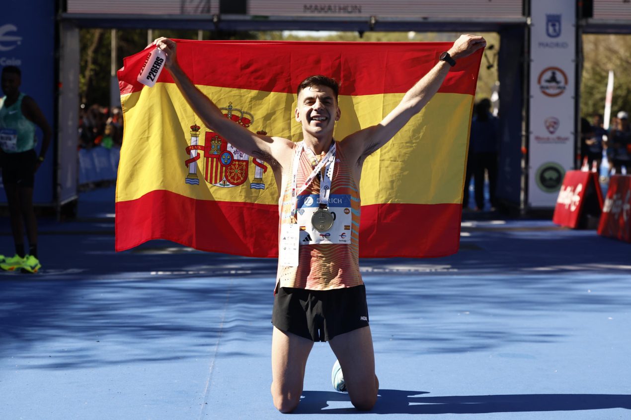El español Yago Rojo celebra el tercer puesto en la maratón de Madrid. EFE/ Sergio Pérez