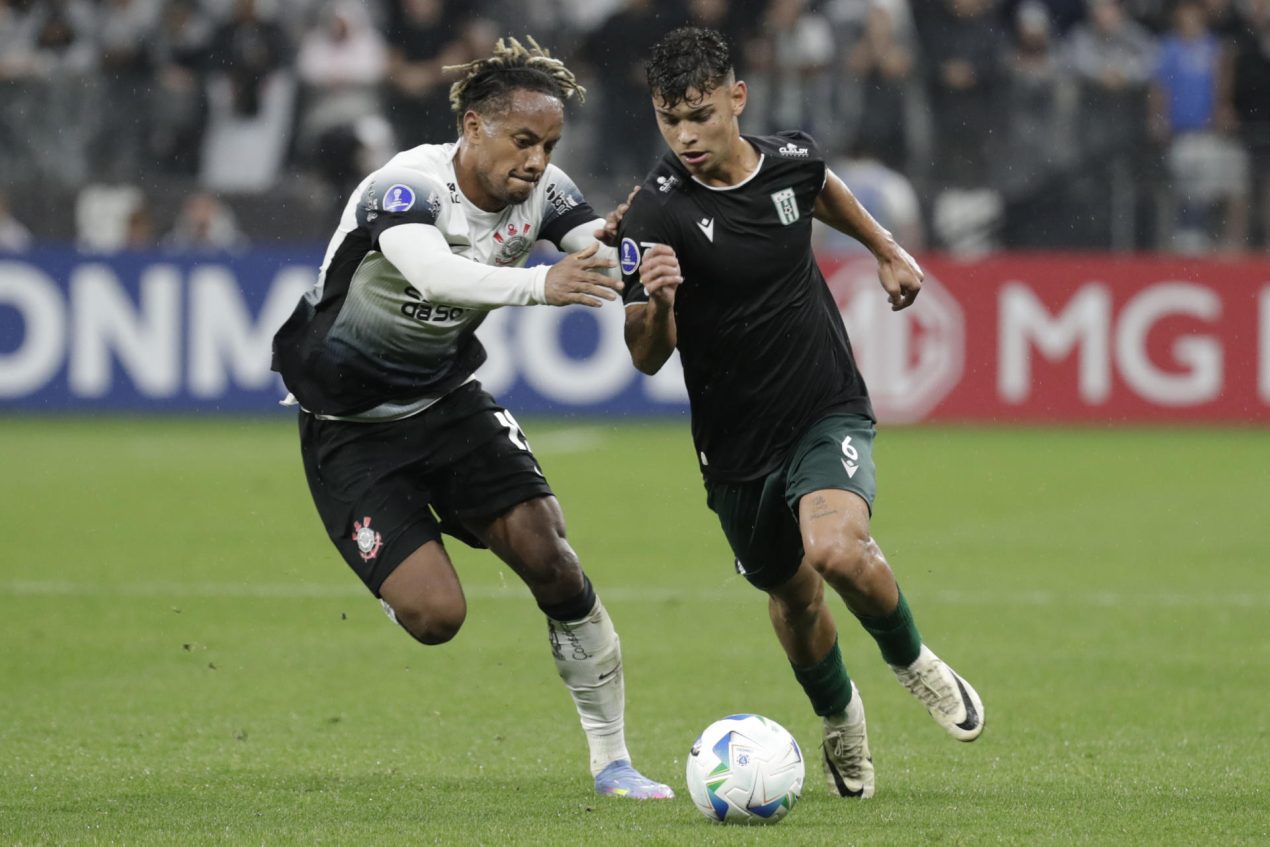 Andre Carrillo (i) de Corinthians disputa el balón con Thiago Espinosa de Racing en un partido de la fase de grupos de la Copa Sudamericana. EFE/ Sebastiao Moreira