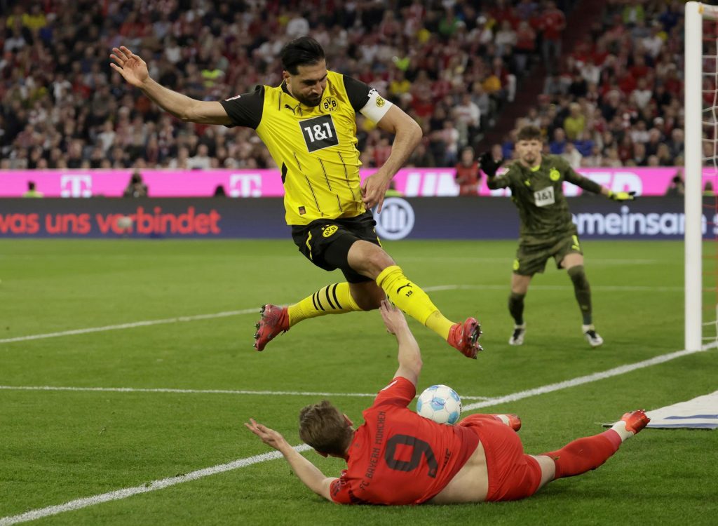 Harry Kane, del Bayern Múnich, (d) y Emre Can, del Dortmund, durante el partido de la Bundesliga que se ha jugado en Múnich, Alemania EFE/EPA/RONALD WITTEK
