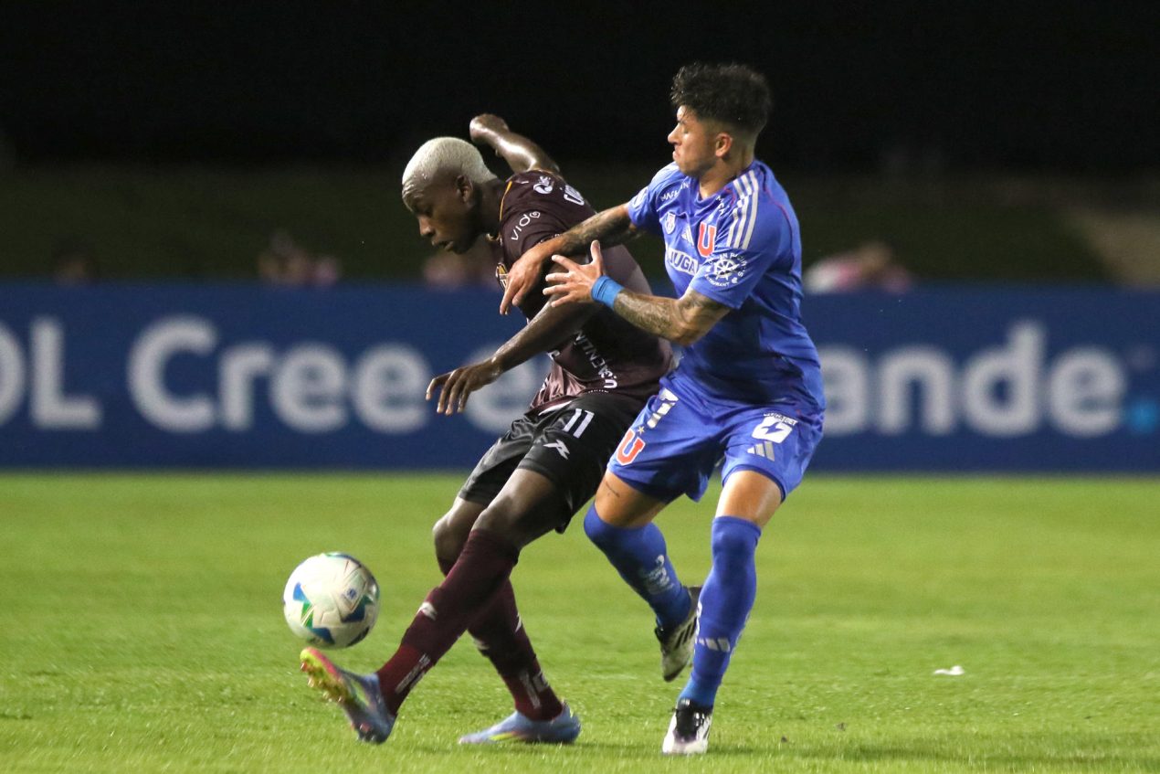 Maximiliano Guerrero (d) de la Universidad de Chile disputa un balón con Cristian Cañozales de Carabobo en un partido de la fase de grupos de la Copa Libertadores. EFE/ Juan Carlos Hernández