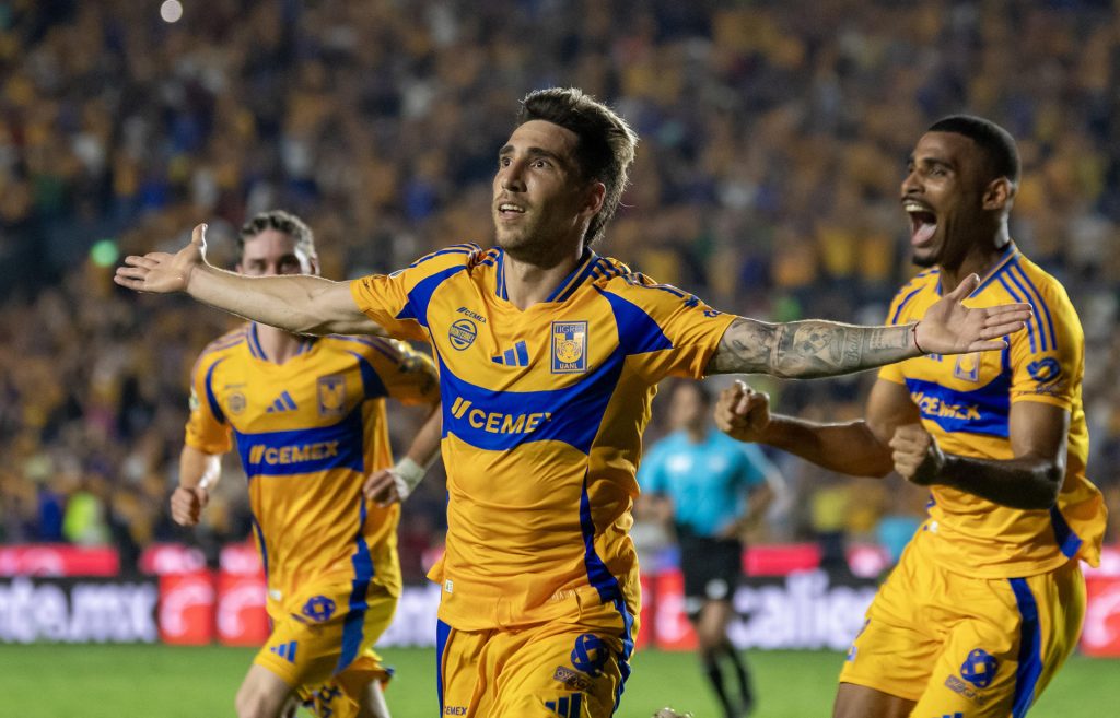 Fernando Gorriaran (c) de Tigres festeja una anotación en el estadio Universitario, en Monterrey (México). Archivo. EFE/ Miguel Sierra
