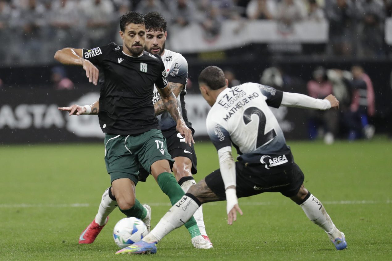 Matheus Franca (d) de Corinthians disputa el balón con Robinson Ferreira de Racing en un partido de la fase de grupos de la Copa Sudamericana. EFE/ Sebastiao Moreira