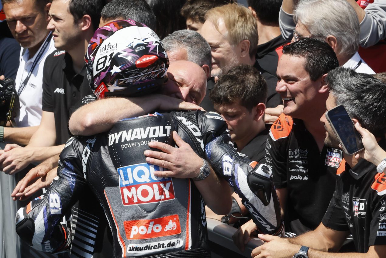 El piloto español Manuel González, del equipo Liqui Moly Dynavolt Intact GP, celebra su victoria en la carrera de Moto2 del Gran Premio de España MotoGP 2025 en el circuito 'Ángel Nieto' de Jerez de la Frontera. EFE/ Jose Manuel Vidal