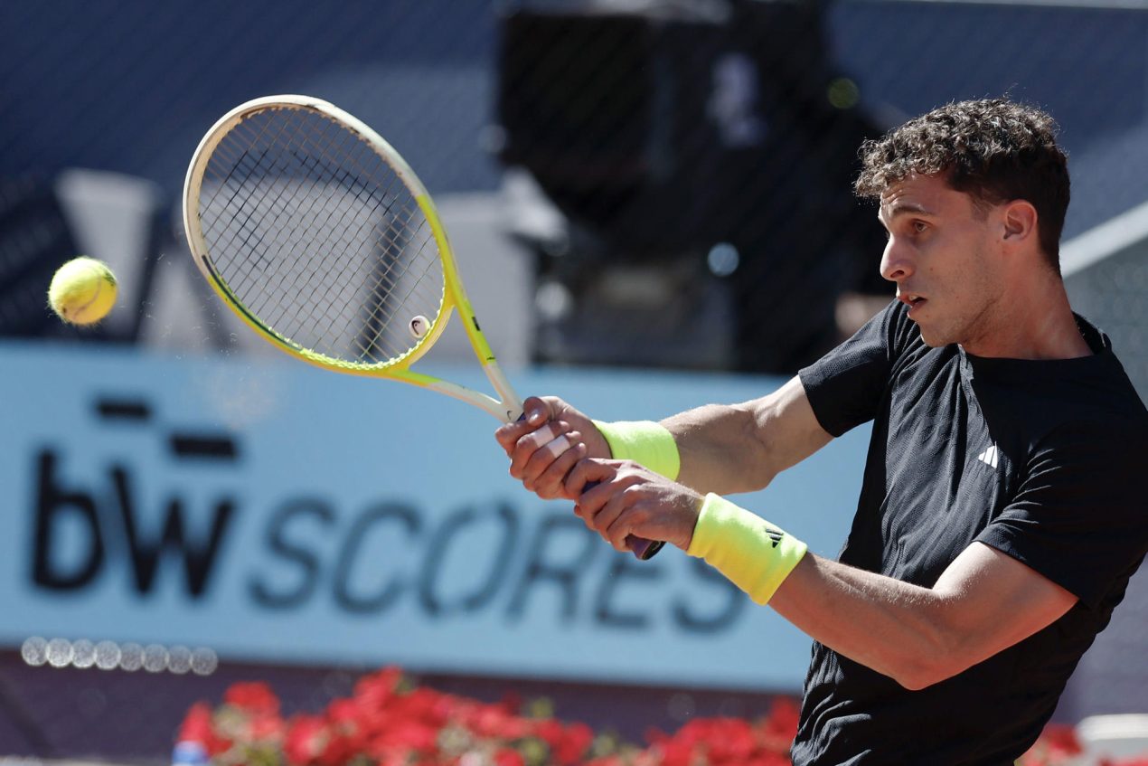El tenista argentino Juan Manuel Cerúndolo devuelve la bola al ruso Daniil Medvédev en el partido del Masters 1000 de tenis que se disputa este domingo en la Caja Mágica, en Madrid. EFE/Chema Moya