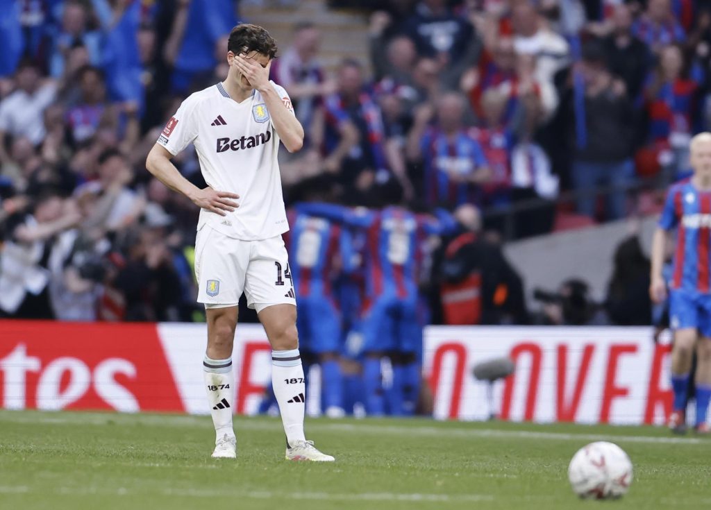 El jugador del Aston Villa Pau Torres reacciona durante la primera semifinal de la FA Cup que han jugado between Crystal Palace y Aston Villa, en Londres, Reino Unido. EFE/EPA/TOLGA AKMEN
