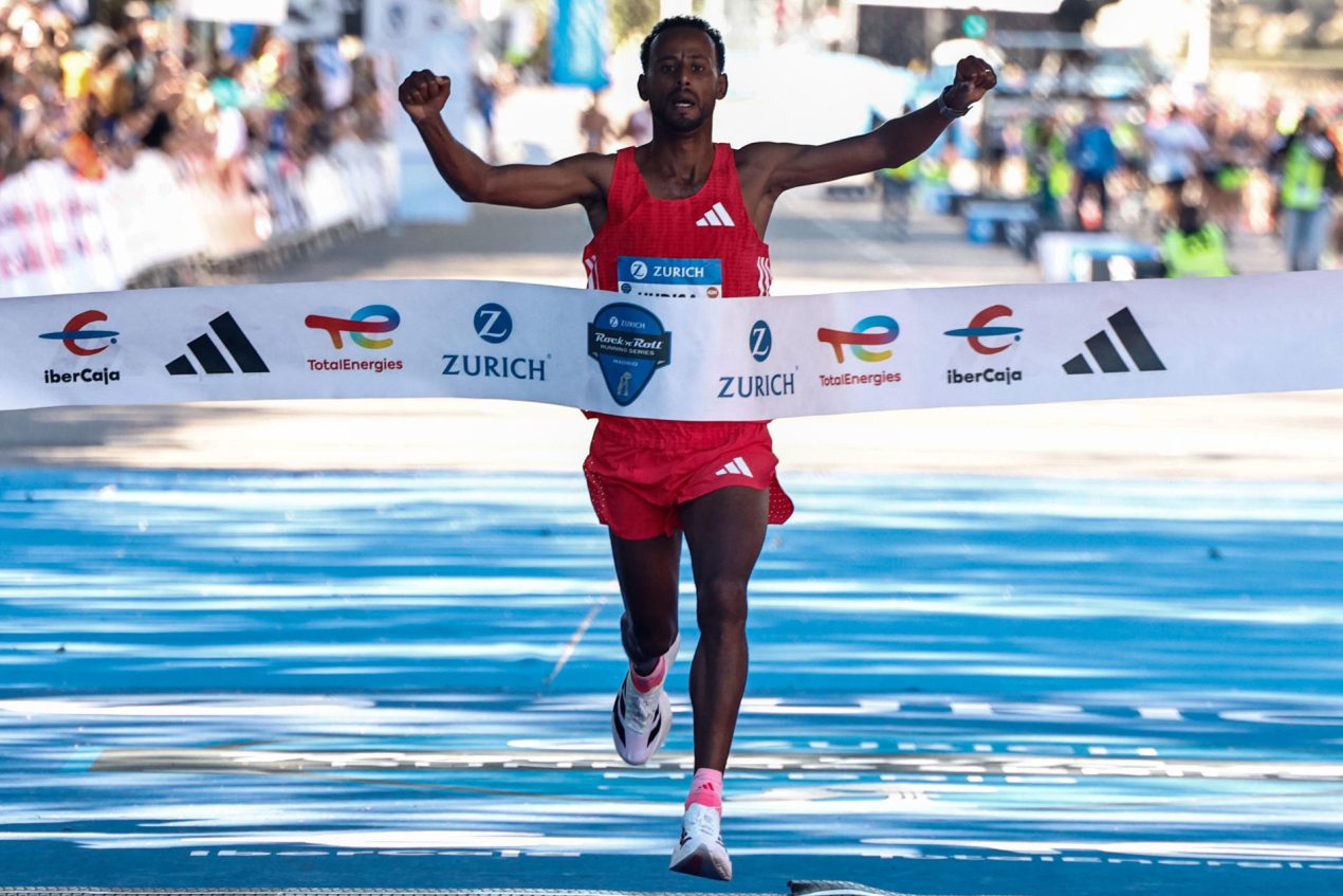 El etíope Derara Urisa se proclama vencedor de la maratón de Madrid. EFE/ Sergio Pérez